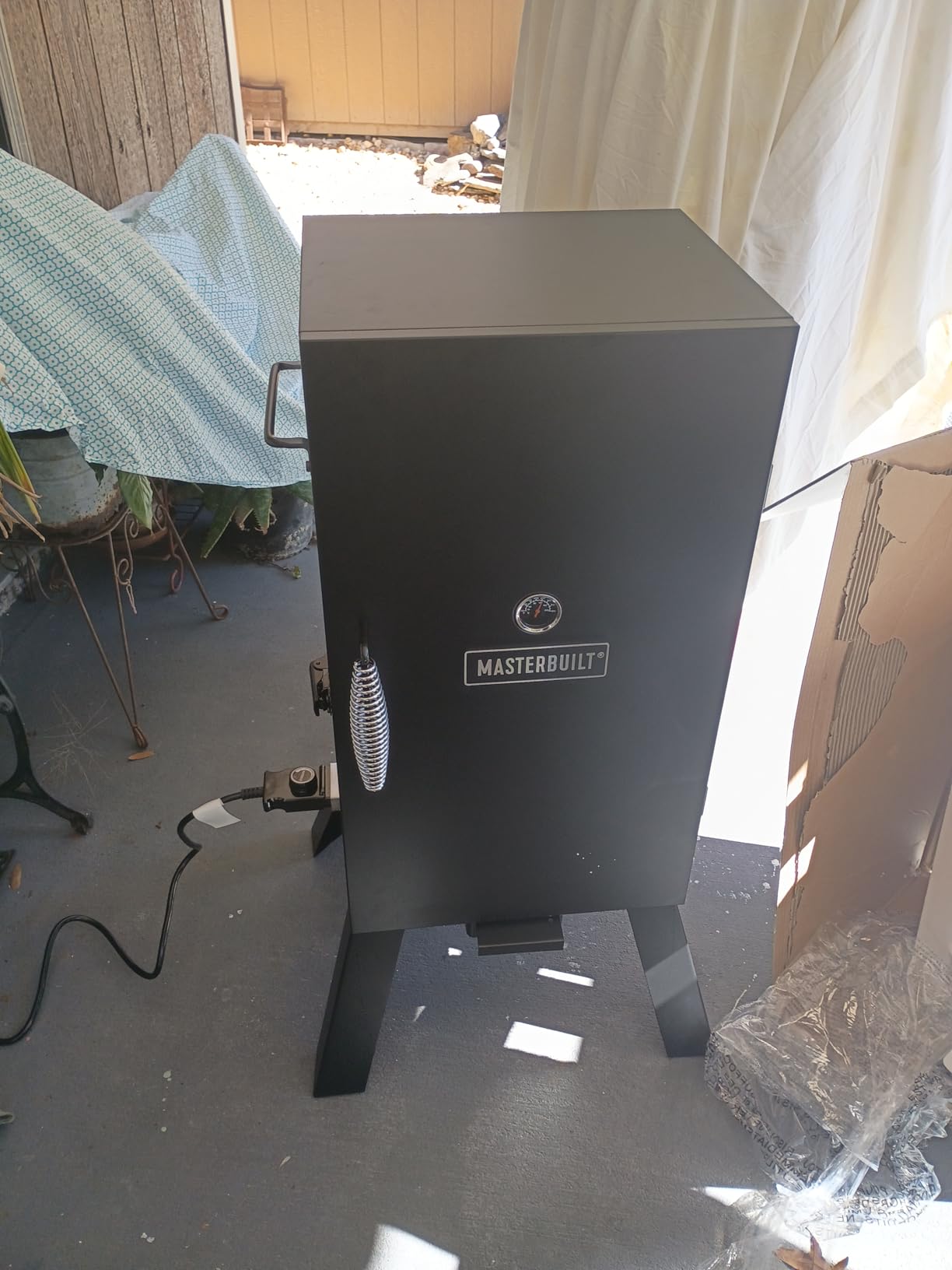 Masterbuilt 30-inch Electric Vertical BBQ Smoker with Analog Temperature Control, 535 sq in, Model MB20070210 customer photo 1