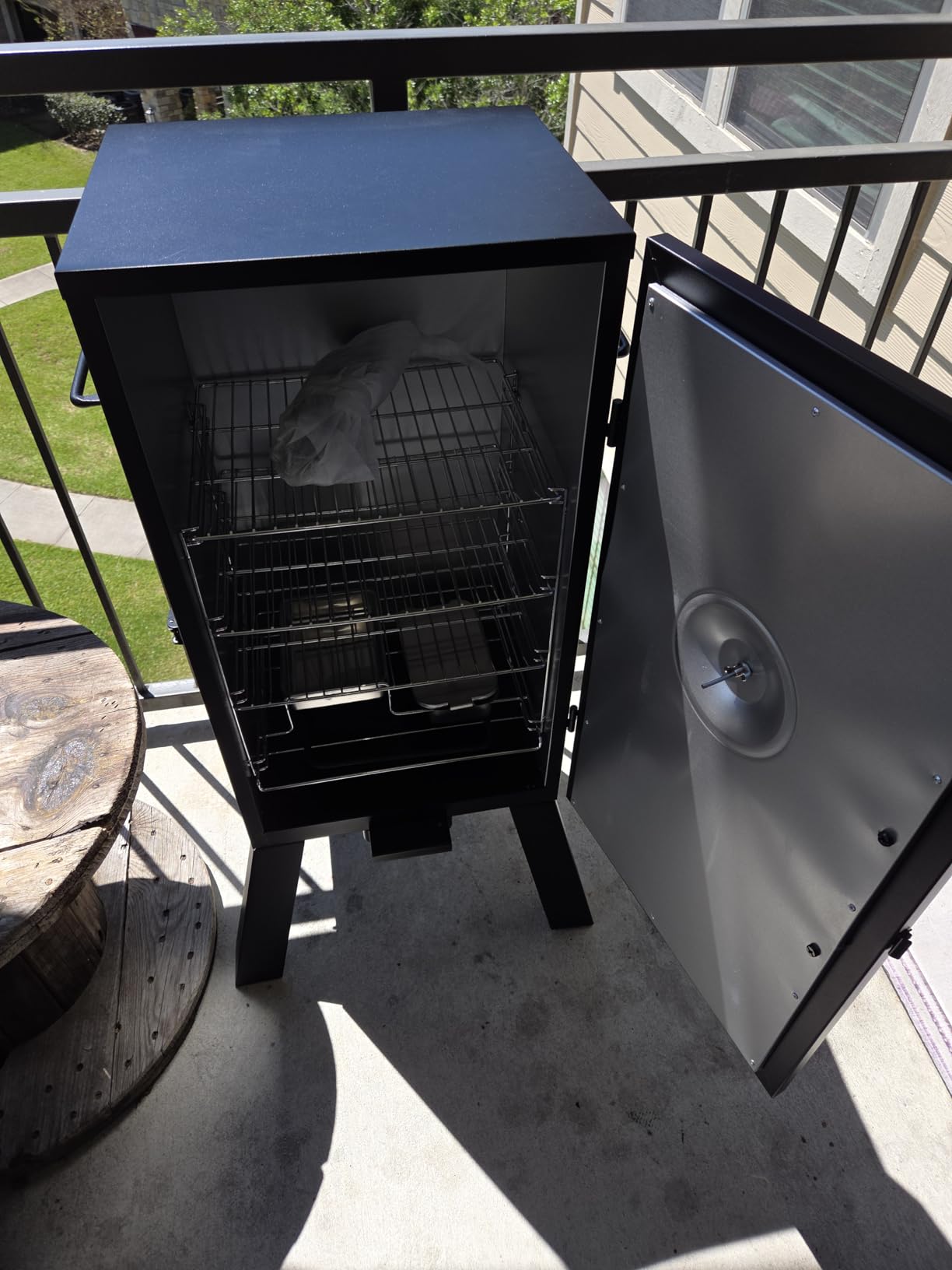 Masterbuilt 30-inch Electric Vertical BBQ Smoker with Analog Temperature Control, 535 sq in, Model MB20070210 customer photo 2