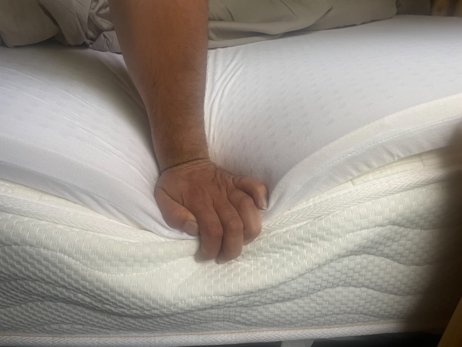 Queen Mattress, 10 Inch Hybrid Mattress with Gel Memory Foam, Natural Latex, Individually Wrapped Pocket Coils Innerspring Mattress, Pressure Relief, Back Pain Relief customer photo 1