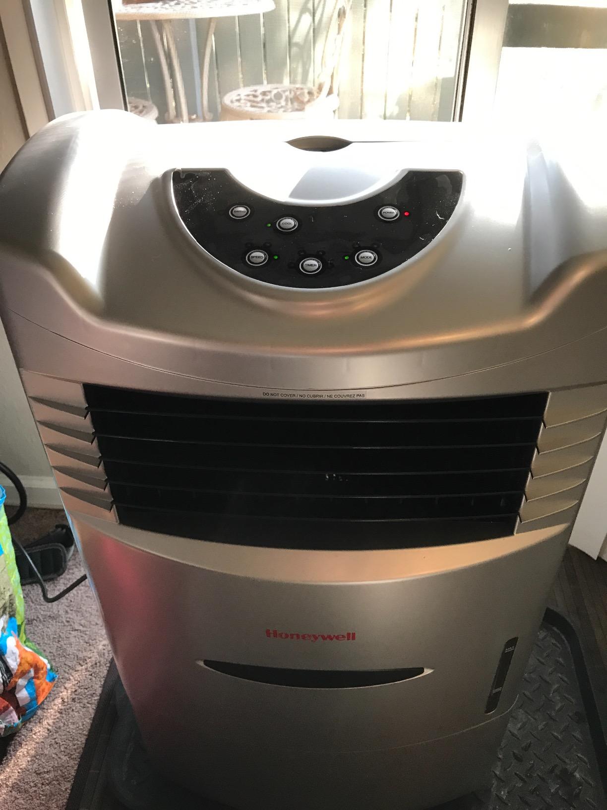 Honeywell 745 CFM* Indoor Portable Evaporative Cooler with Remote Control - CL201AEW customer photo 1