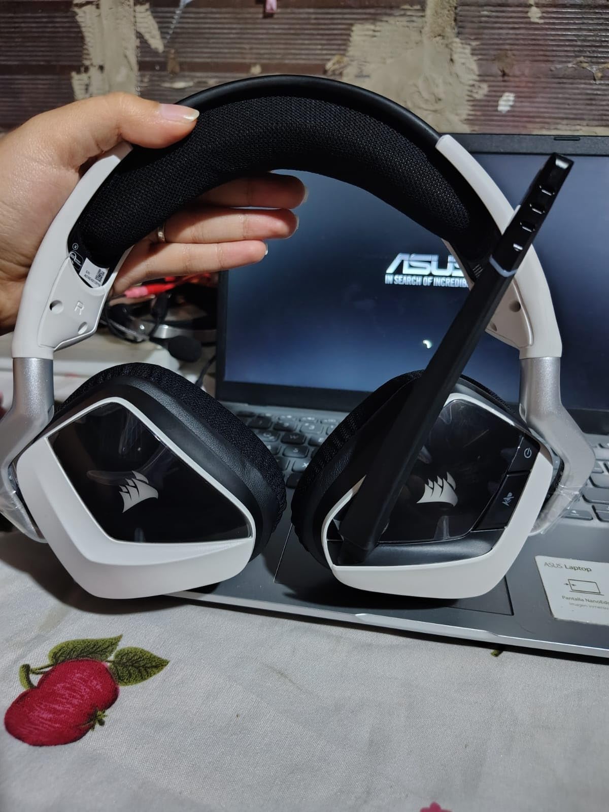 Corsair Void RGB Elite Wireless PC PS5 PS4 Mac Gaming Headset - White | Clear Microphone, 7.1 Surround Sound, Microfiber Mesh Earpads, On-Ear Controls, 2.4GHz, USB Adapter customer photo 2