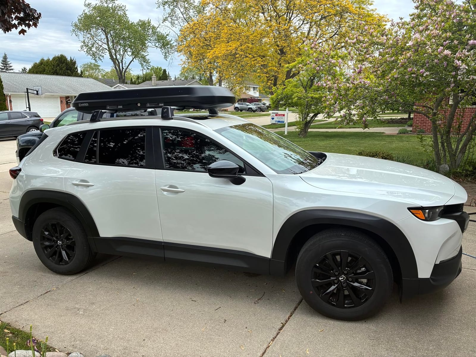 INNO ROOF Box 320 Matte Black 9 cu ft, Cargo Box, Hard Shell, Low Profile, Dual-Side Opening with Locks, Made in Japan customer photo 1