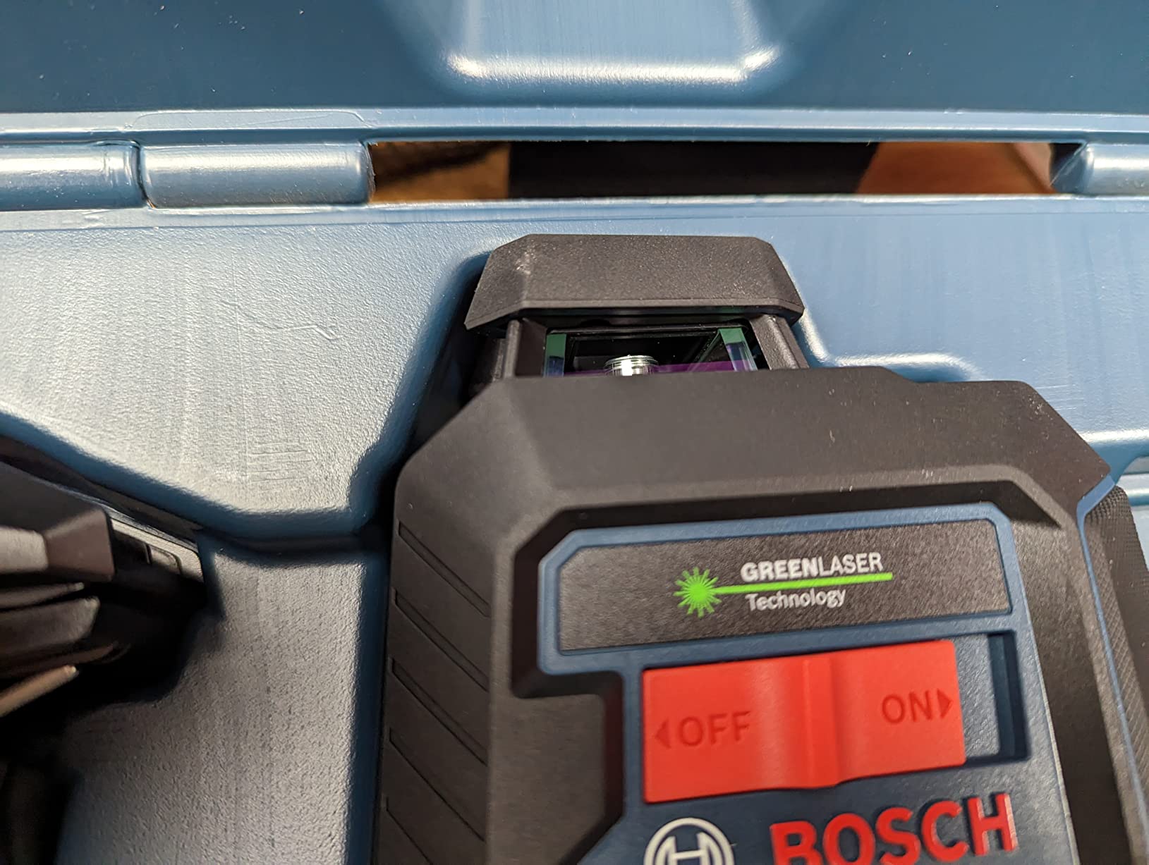 BOSCH GLL50-40G Green-Beam Self-Leveling 360 Degree Cross-Line Laser, Includes 4 AA Batteries, L-Bracket, Ceiling Clip, & Hard Carrying Case customer photo 2