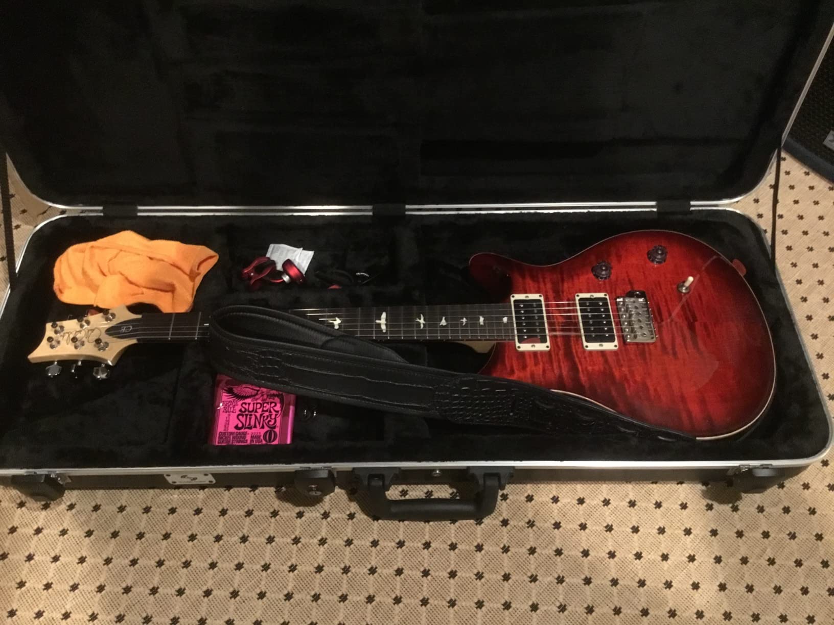 Sound Town Lightweight ABS Road Case for Electric Guitar with TSA Approved Locking Latch and EPS Foam Plush Interior (STEC-500) customer photo 1