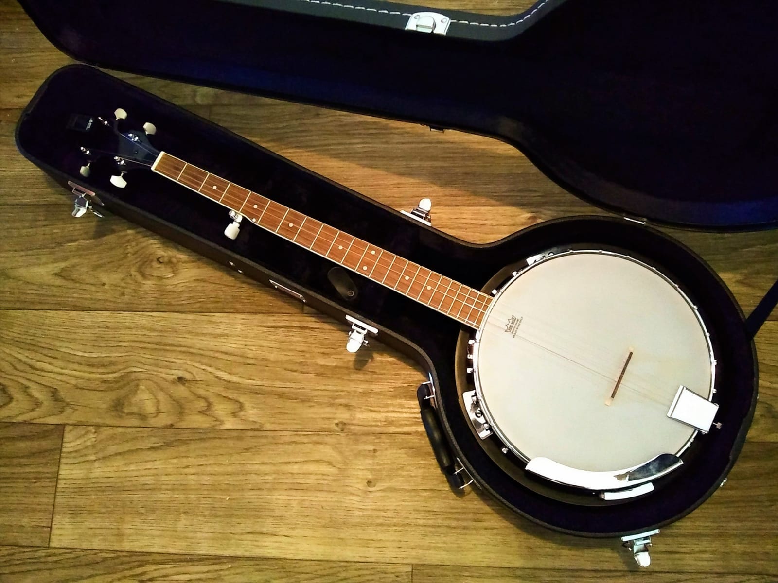 Gearlux 4-String and 5-String Banjo Hard Case with Exterior Lock and Key, Interior Accessory Compartment, and Plush Interior Padding - Black customer photo 1