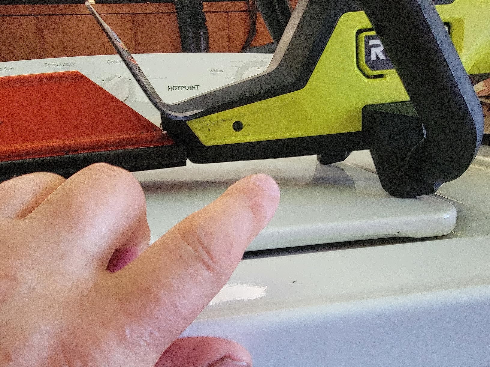 RYOBI 40V HP Brushless 26 in. Cordless Battery Hedge Trimmer with 2.0 Ah Battery and Charger customer photo 2