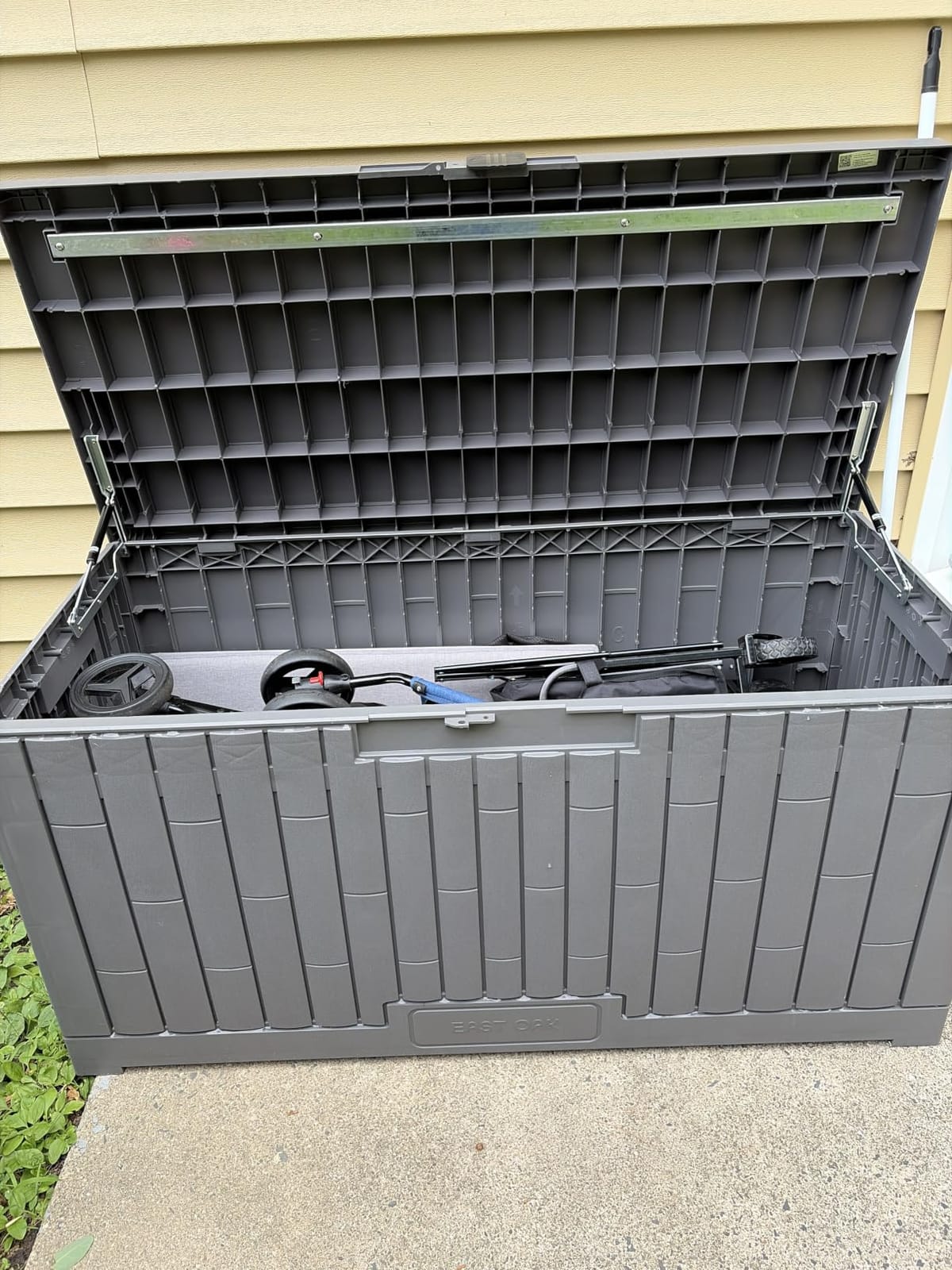 EAST OAK Outdoor Storage Box, 100 Gallon Deck Box, Waterproof Resin Storage Bench for Patio Cushions, Gardening Tools, Pool Toys, Lockable, UV Resistant, Grey customer photo 2