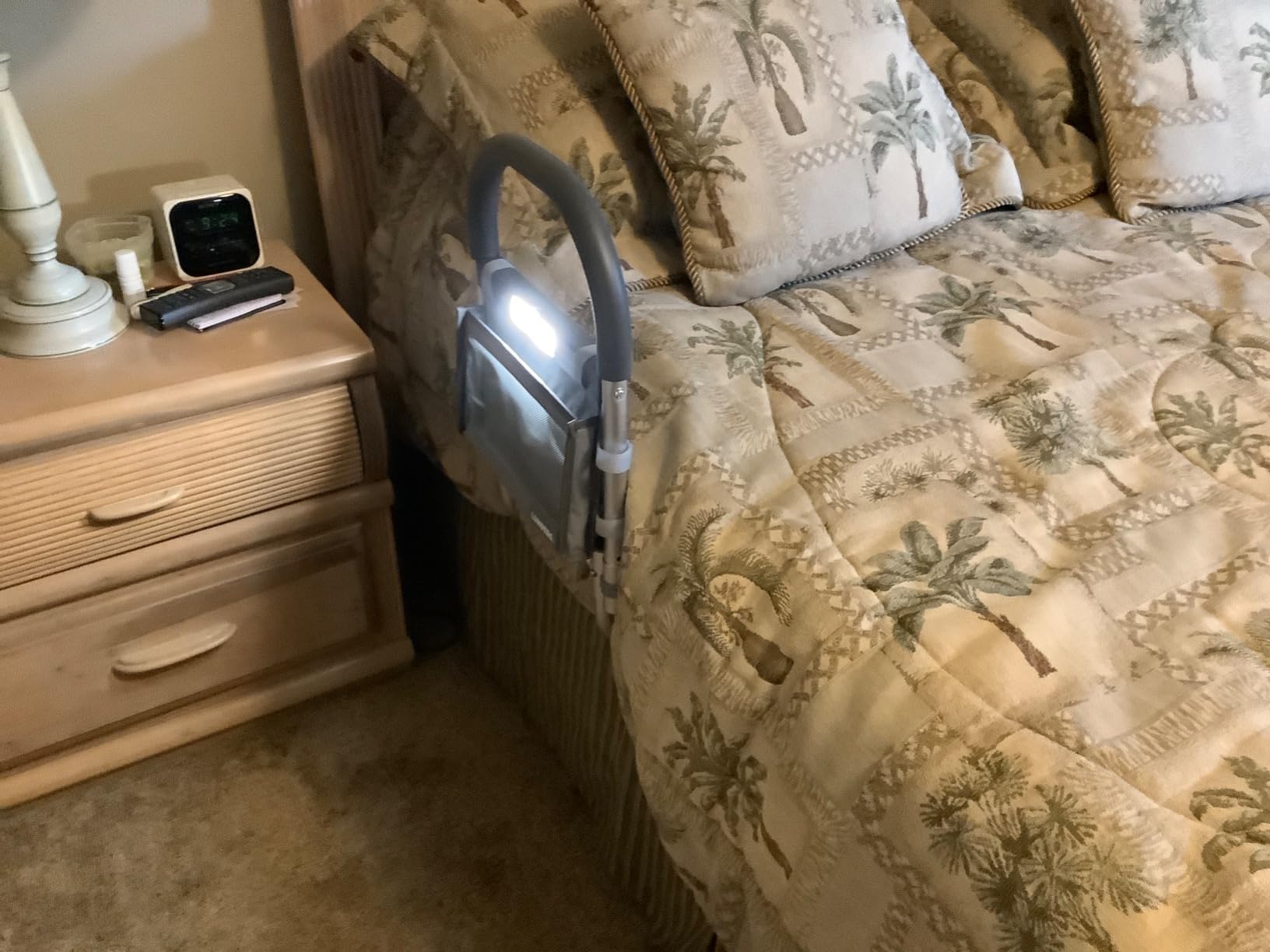 Lunderg Bed Assist Rail for Seniors with Motion Light & Non-Slip Grab Bar customer photo 2