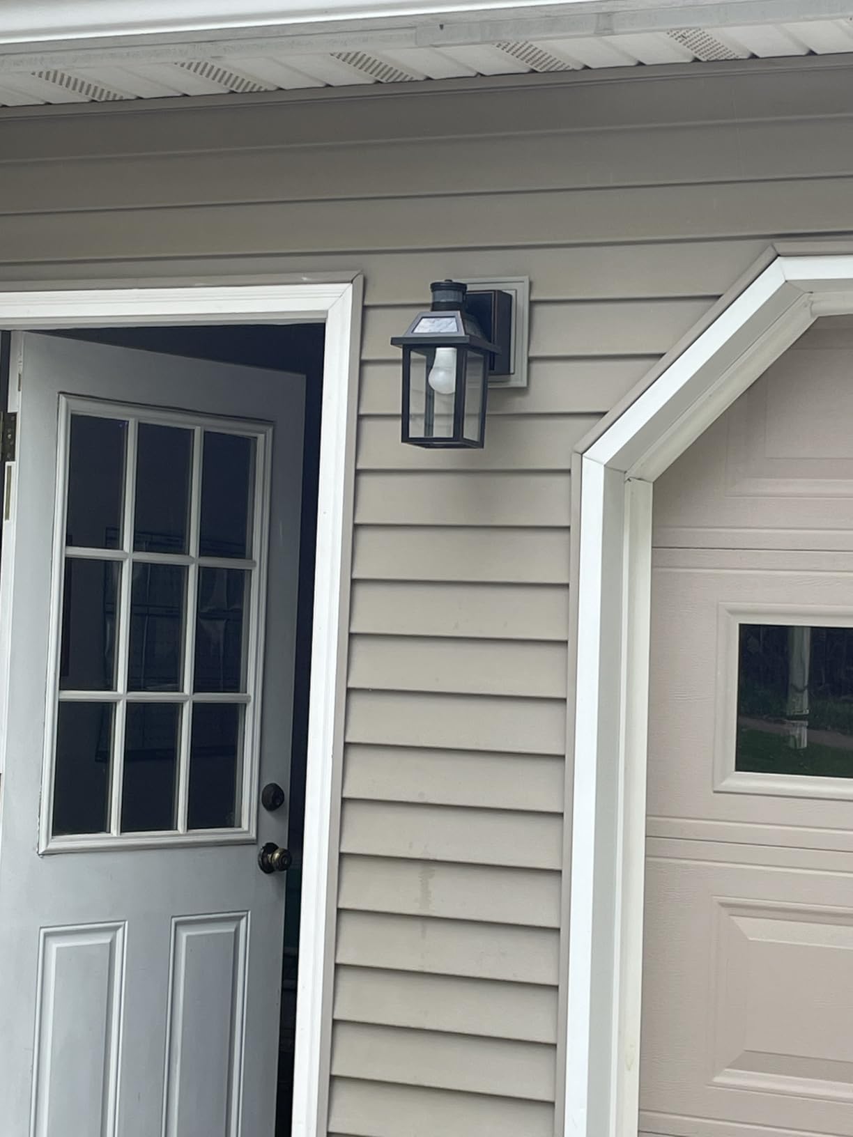 Yisuro Porch Lights with GFCI Outlet, Dusk to Dawn Outdoor Lights with Outlet, 3 Lighting Modes Exterior Light Fixture Waterproof, Outside Lights for House Front Door Patio Garage customer photo 1