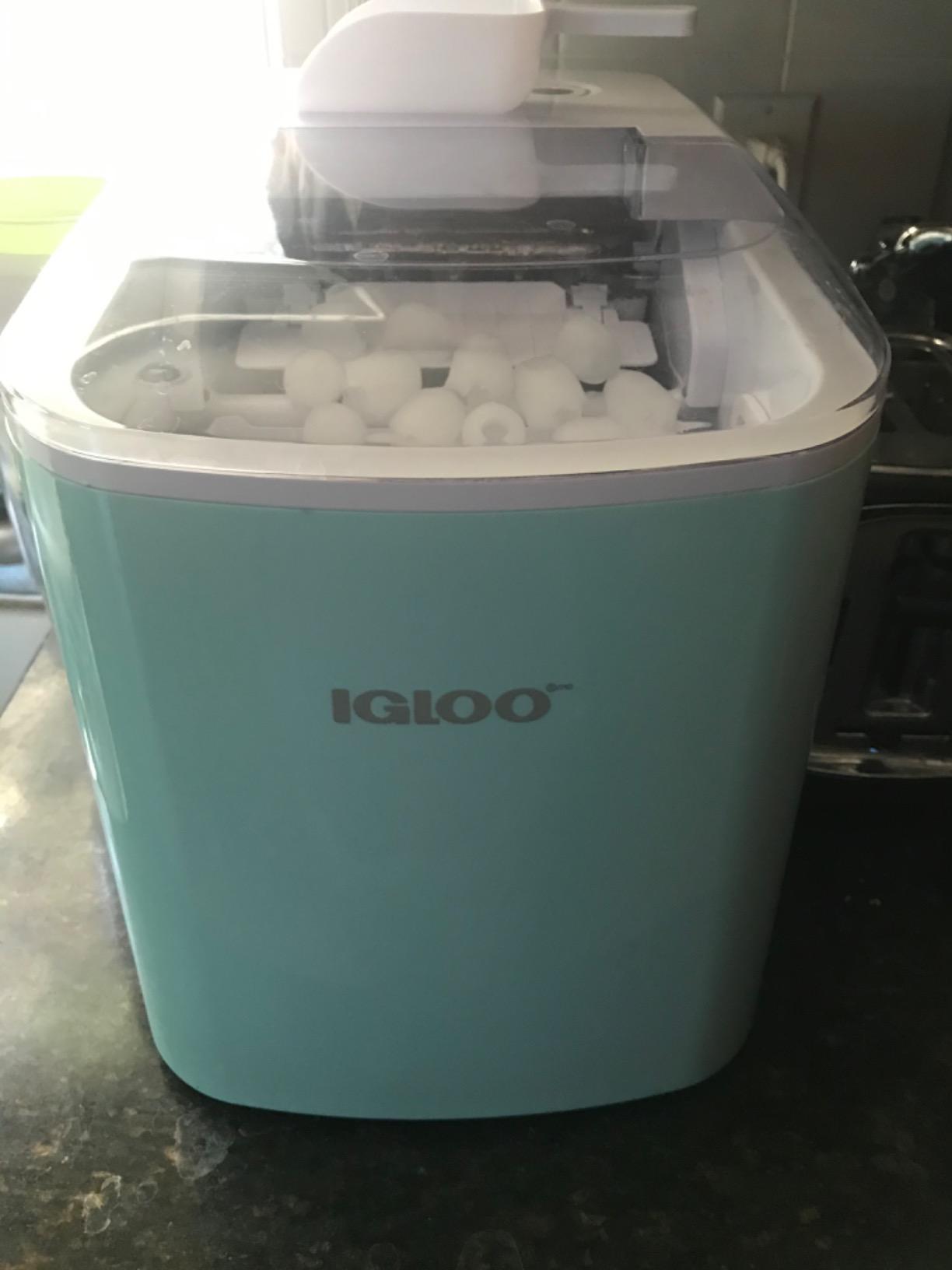 Igloo Handled Portable Ice Maker with Scoop - Ice Maker with LED Control Panel & 1 Quart Water Tank - Ice Cube Maker Produces 26 Lbs. of Ice in 24 Hours with 9 Large or Small Cubes In 7 Minutes (Black) customer photo 1