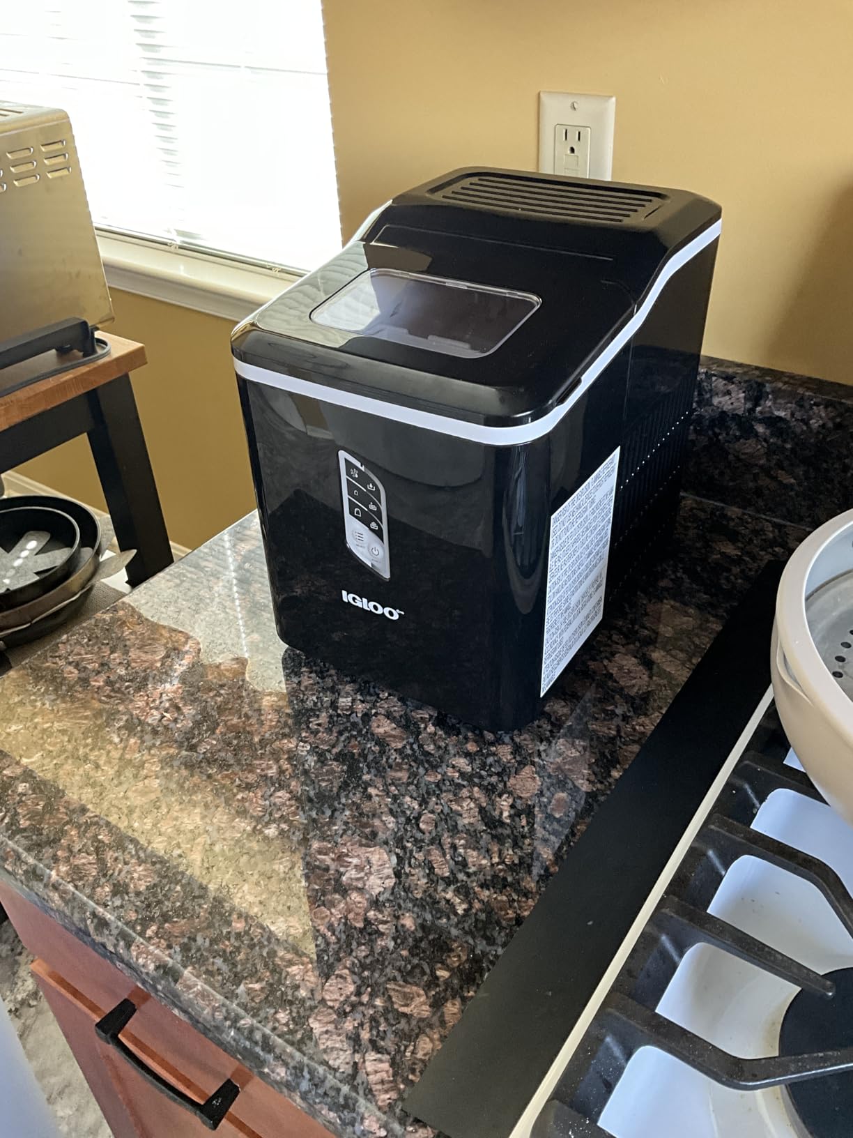 Igloo Handled Portable Ice Maker with Scoop - Ice Maker with LED Control Panel & 1 Quart Water Tank - Ice Cube Maker Produces 26 Lbs. of Ice in 24 Hours with 9 Large or Small Cubes In 7 Minutes (Black) customer photo 2