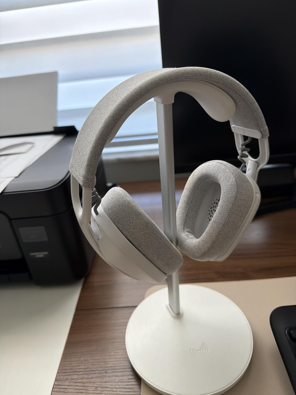 Hiwe Headphone Stand with Wireless Charger, Gaming Headset Holder for Desk | 2 in 1 Charging Station for iPhone, Samsung, AirPods and Desk All Headphones, Aluminum Support Rod, Heavy Base Stand, White customer photo 1