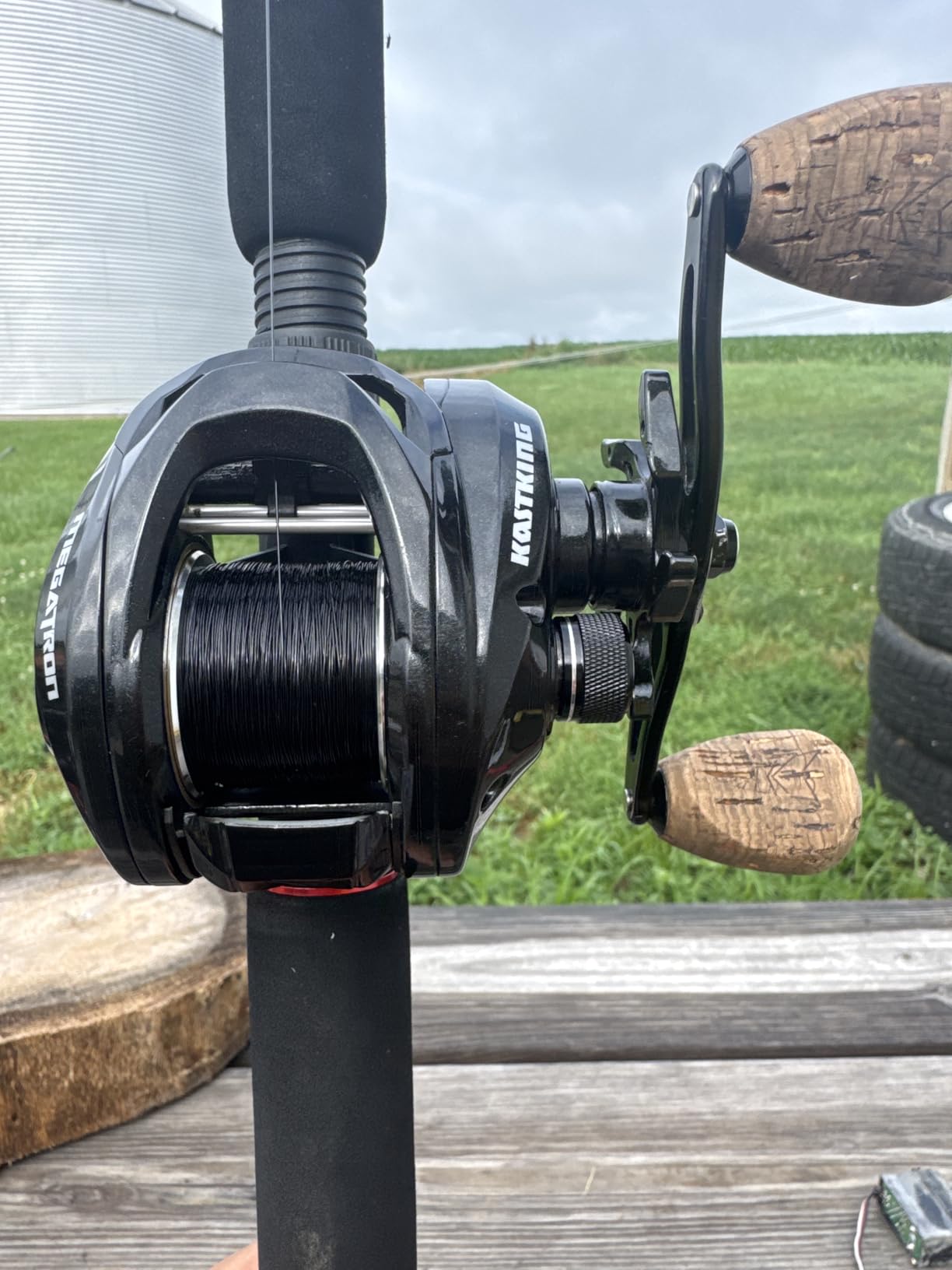 KastKing Megatron 100&200 Baitcasting Reels, Low Profile, High Capacity | Max Drag: 28.6 lb, 7+1 BB, 6.9 oz, Graphite Frame, CNC Aluminum Spool, 8-Button Magnetic Brakes, 3A Cork Handles customer photo 2