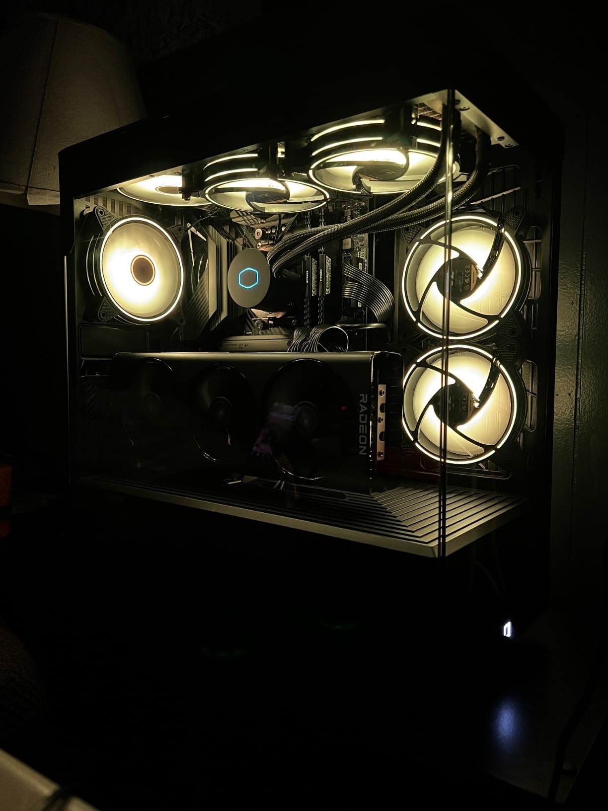 HYTE Y40 Modern Aesthetic Panoramic Tempered Glass Mid-Tower ATX Computer Gaming Case with PCIE 4.0 Riser Cable Included, White (CS-HYTE-Y40-BW) customer photo 2