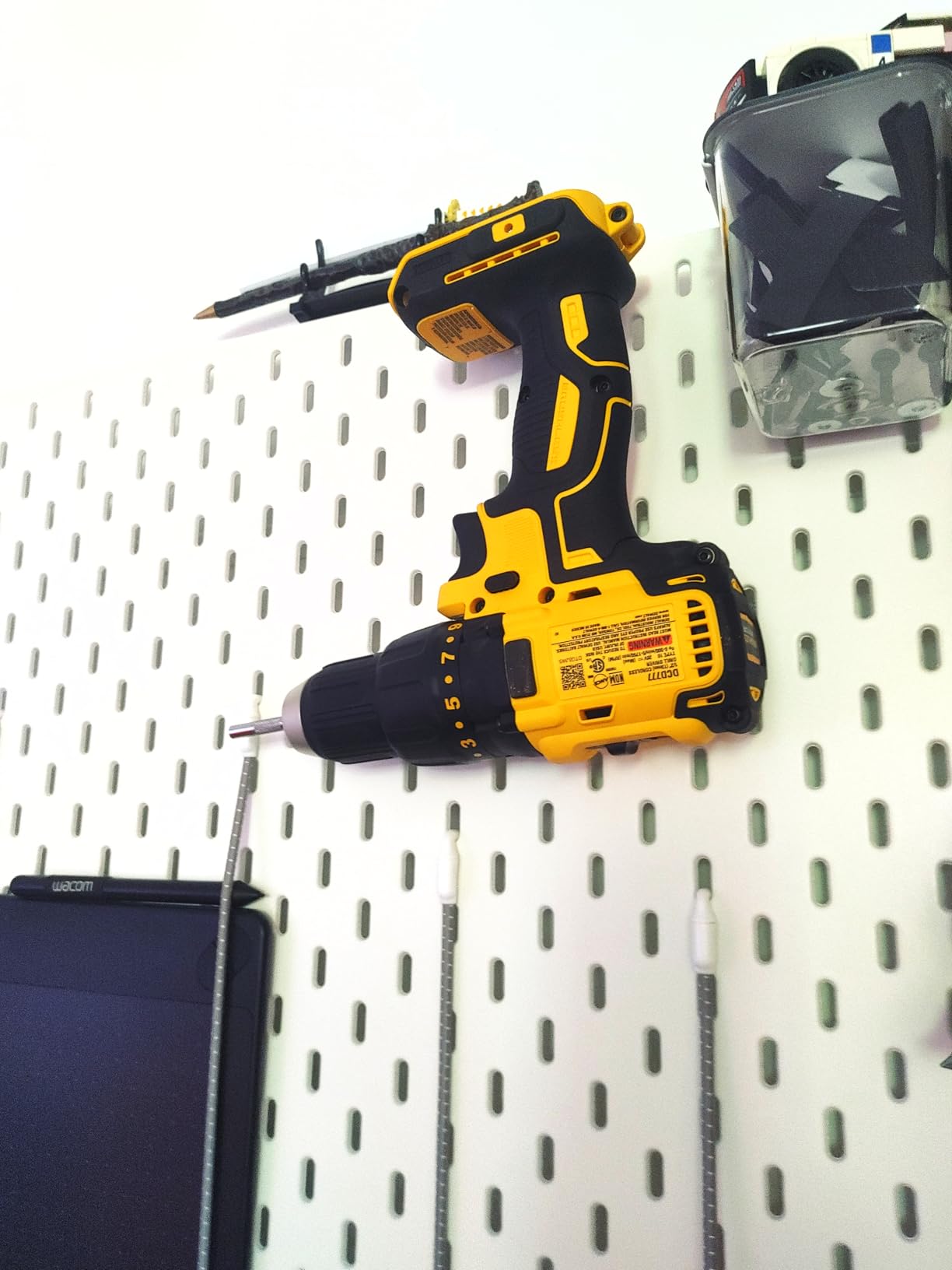 DEWALT 20V MAX Cordless Drill Driver Set, Brushless 1/2 In 2 Speed, 2.0 Ah Battery and Charger Included, LED Light (DCD777D1) customer photo 1