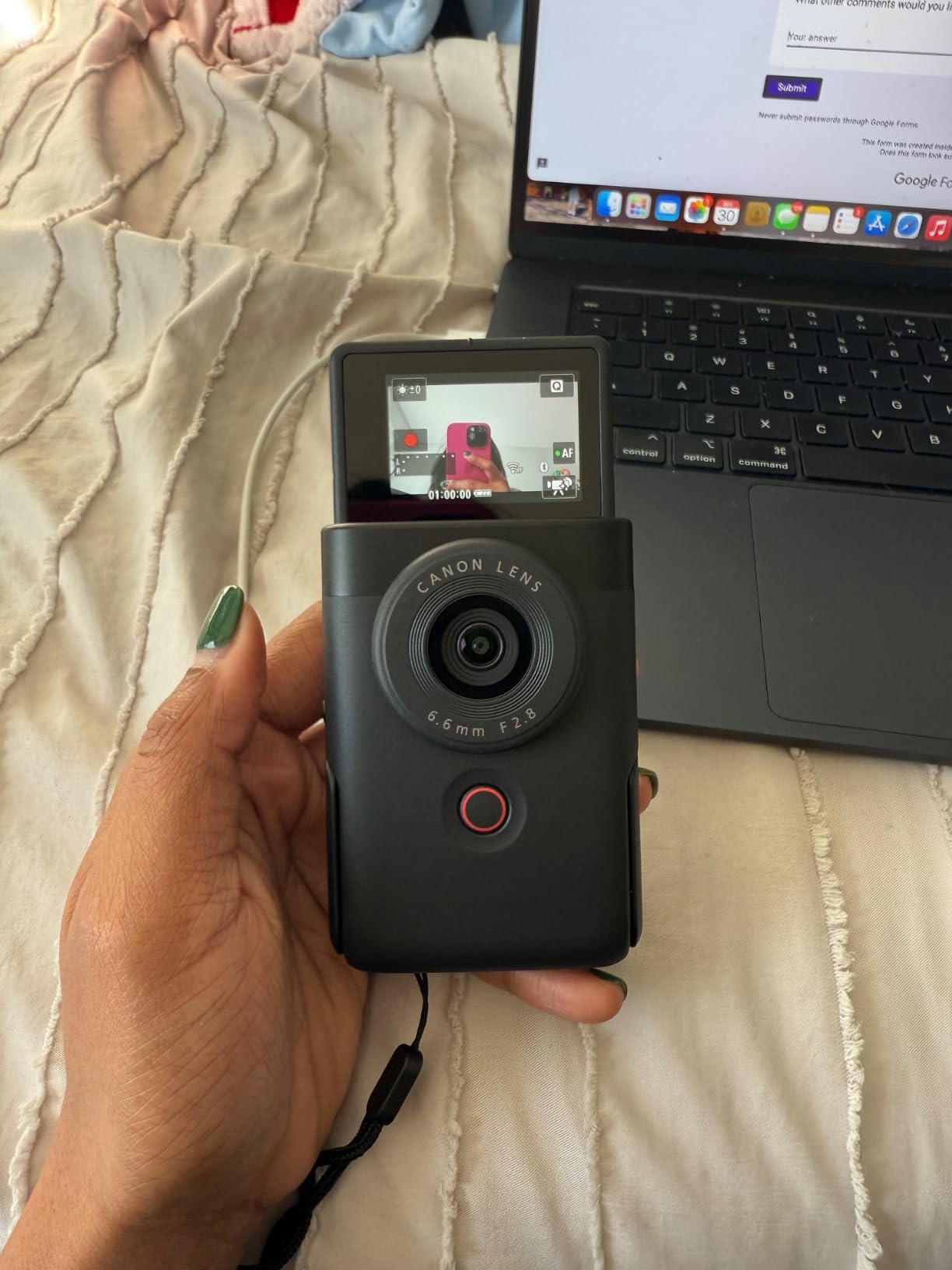 Canon PowerShot V10 Compact Vlogging Camera, 1 inch CMOS Sensor, 4K Video Streaming, Built-in Wide-Angle Zoom Lens, Flip-LCD and Stereo Mic, Image Stabilization, Creator Studio in Your Pocket, Black customer photo 1