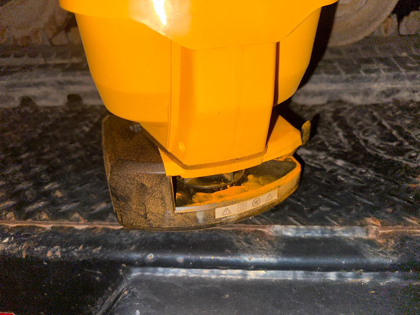 Uniqwamo Handheld Power Spreader Compatible for Dewalt 20V/60V Li-ion Battery, Available Year-Round, Grass Seeds, Rock Salt (Battery not Included) customer photo 1