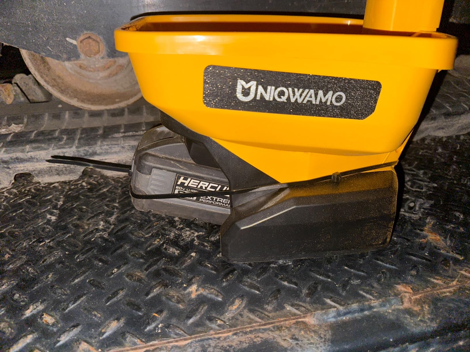 Uniqwamo Handheld Power Spreader Compatible for Dewalt 20V/60V Li-ion Battery, Available Year-Round, Grass Seeds, Rock Salt (Battery not Included) customer photo 2