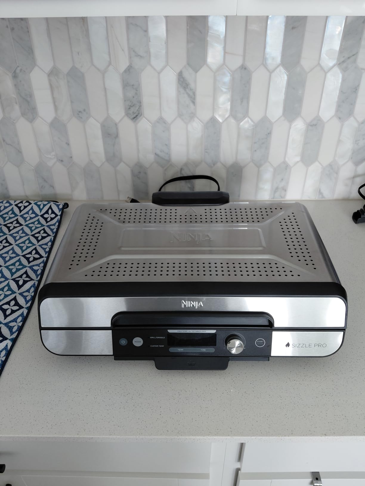 Ninja Griddle and Indoor Grill, 14'', Electric Grill, For Steak, Burgers, Salmon, Veggies, and More, Pancake Griddle, Nonstick, Dishwasher Safe, 500F, Even Cooking, Silver, GR101 customer photo 1