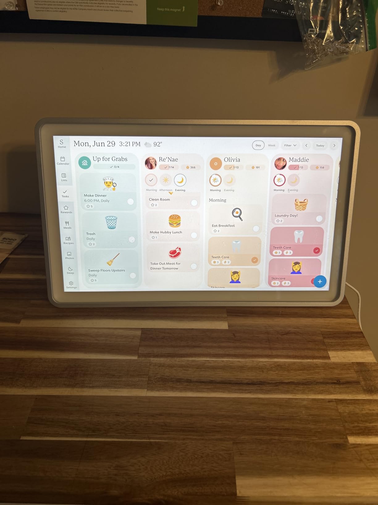Skylight Calendar: 15-inch Wall Planner Digital Calendar & Chore Chart, Smart Touchscreen Interactive Display for Family Schedules - Wall Mount Included, Great for Organizing Your 2026 Calendar customer photo 2