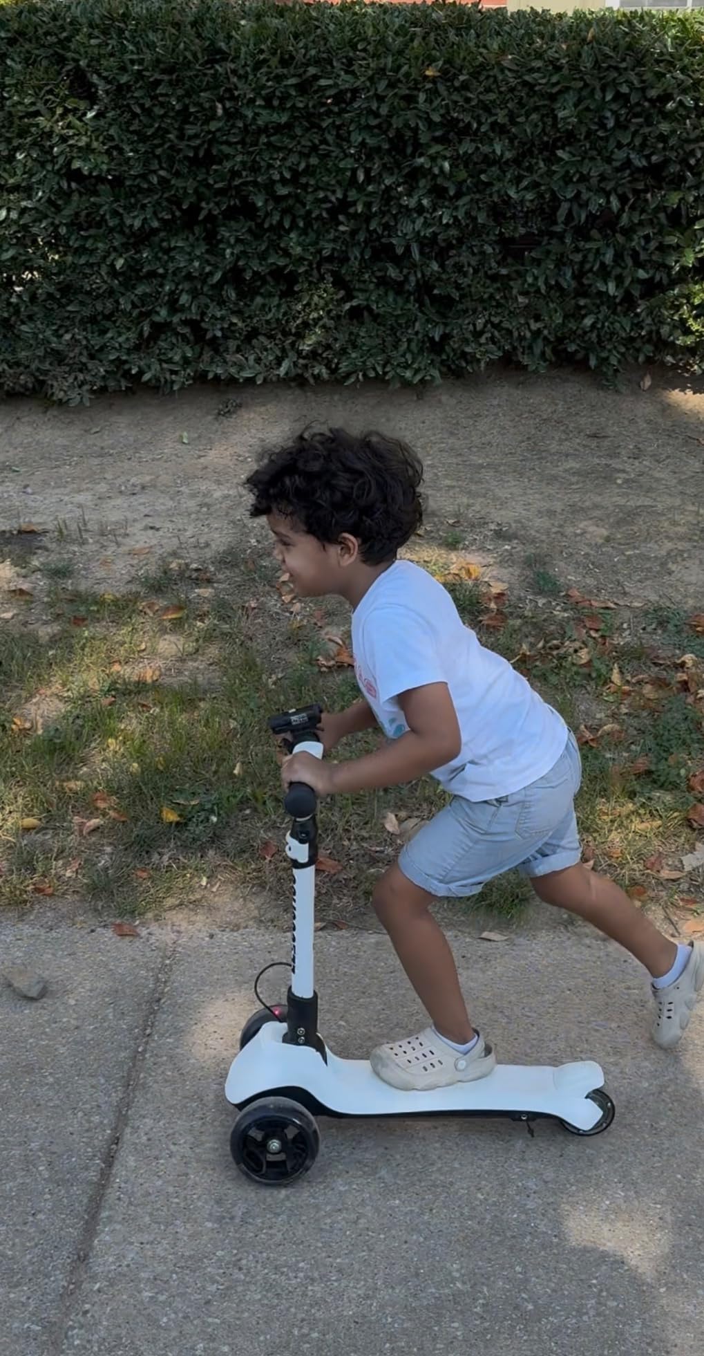ELECOSMOS Safe Electric Scooter for Kids 4+, Balance for Beginner, Thumb Throttle, Flash Deck, Extra Wide Light Up Big Wheels, Adjustable Heights, 5 MPH Safe Speed customer photo 2