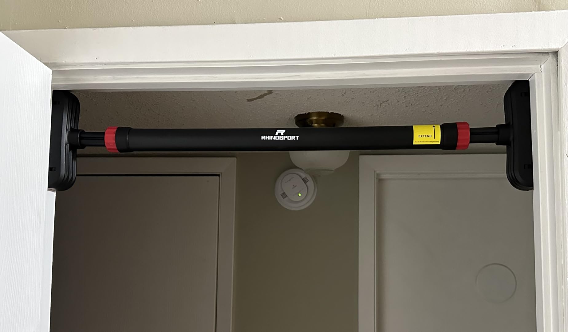 Door Pull Up Bar Doorway Chin Up Bar from 69-92 cm (27.1in-36.2in) Workout Equipment for Home Gym Upper Body Workout Non-Slip customer photo 1