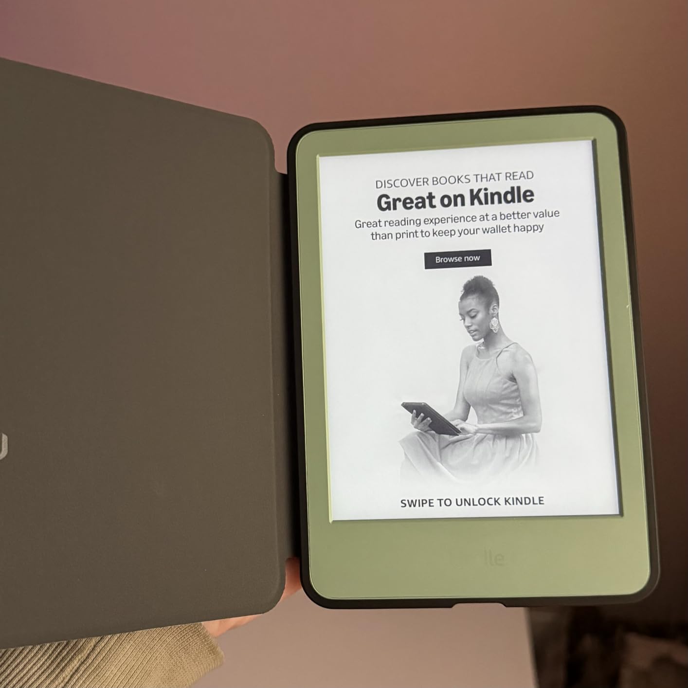 Amazon Kindle 16 GB (newest model) - Lightest and most compact Kindle, now with faster page turns, and higher contrast ratio - Black customer photo 2