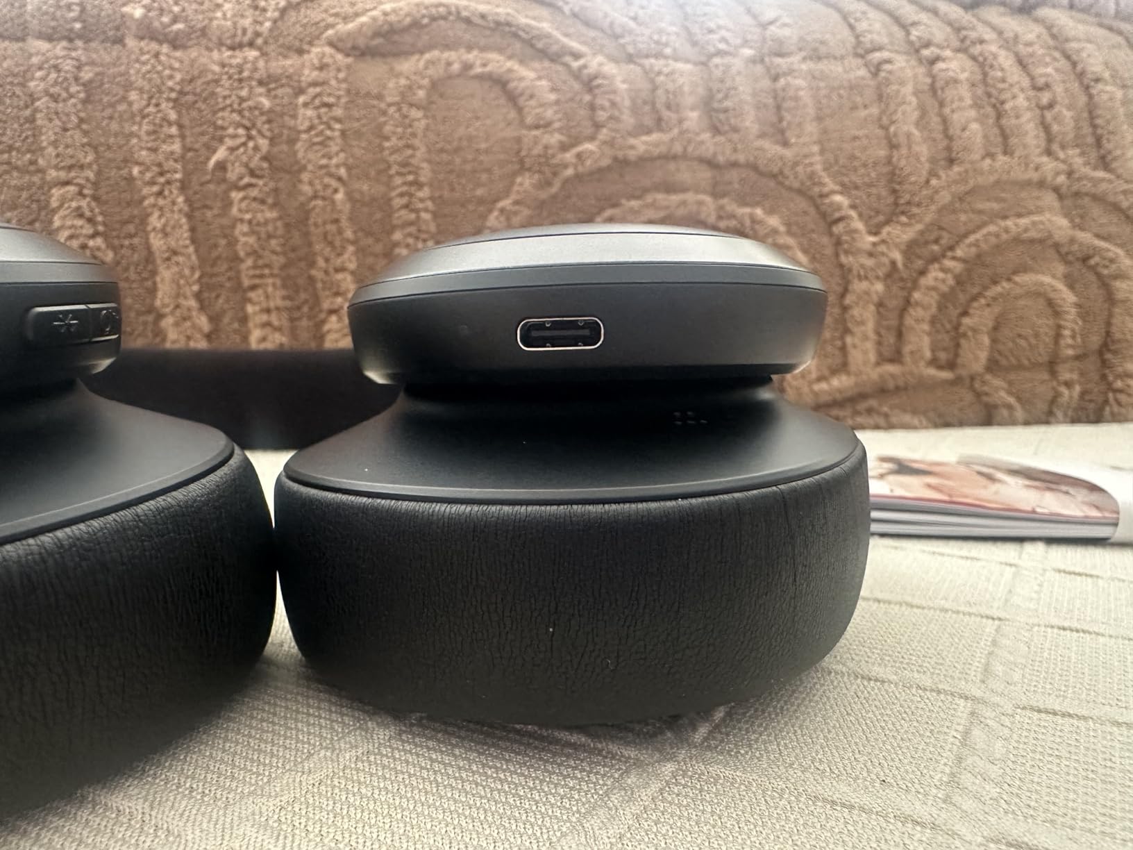 JBL Live 770NC - Wireless Over-Ear Headphones with True Adaptive Noise Cancelling with Smart Ambient, Up to 65 Hours of Battery Life, Comfort-fit Fabric Headband & Carrying Pouch (Sandstone) customer photo 2