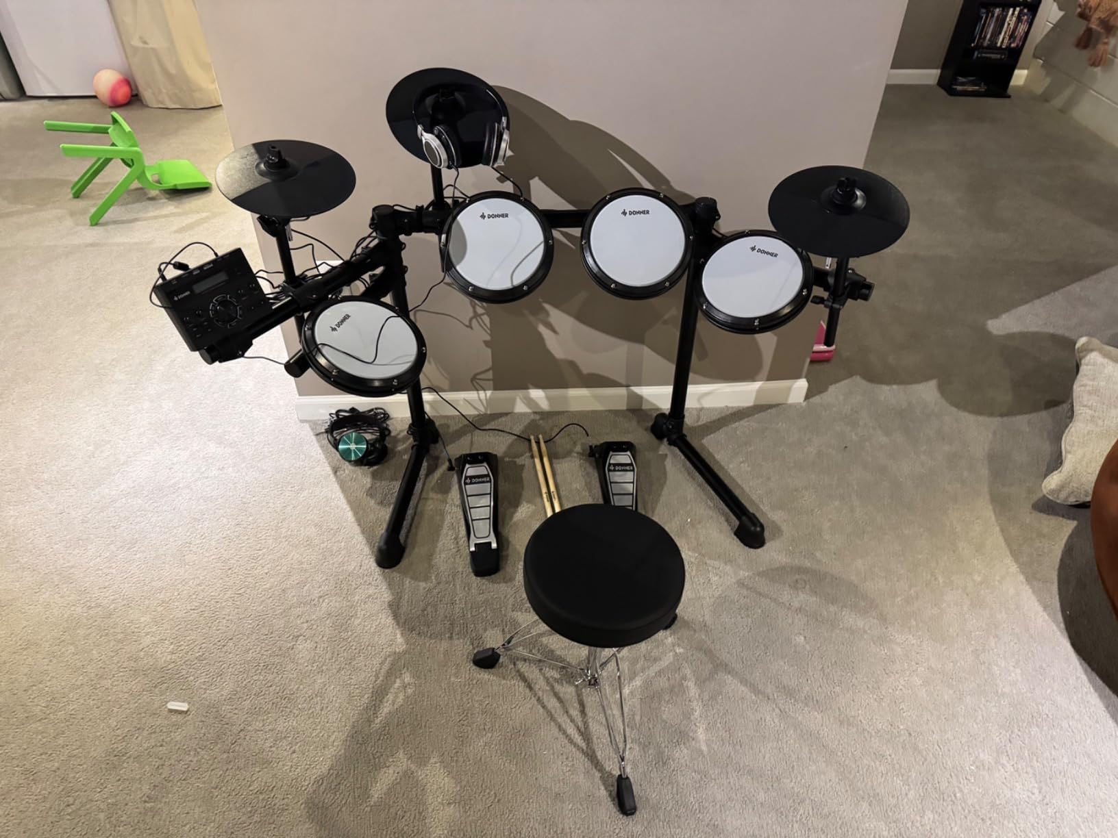Electric Drums, Donner DED-200 LITE Electronic Drum Kit for Beginner with 450+ Sounds, USB MIDI, Quiet Mesh Pads, Throne, Headphones, Sticks and 40 Melodics Lessons customer photo 1