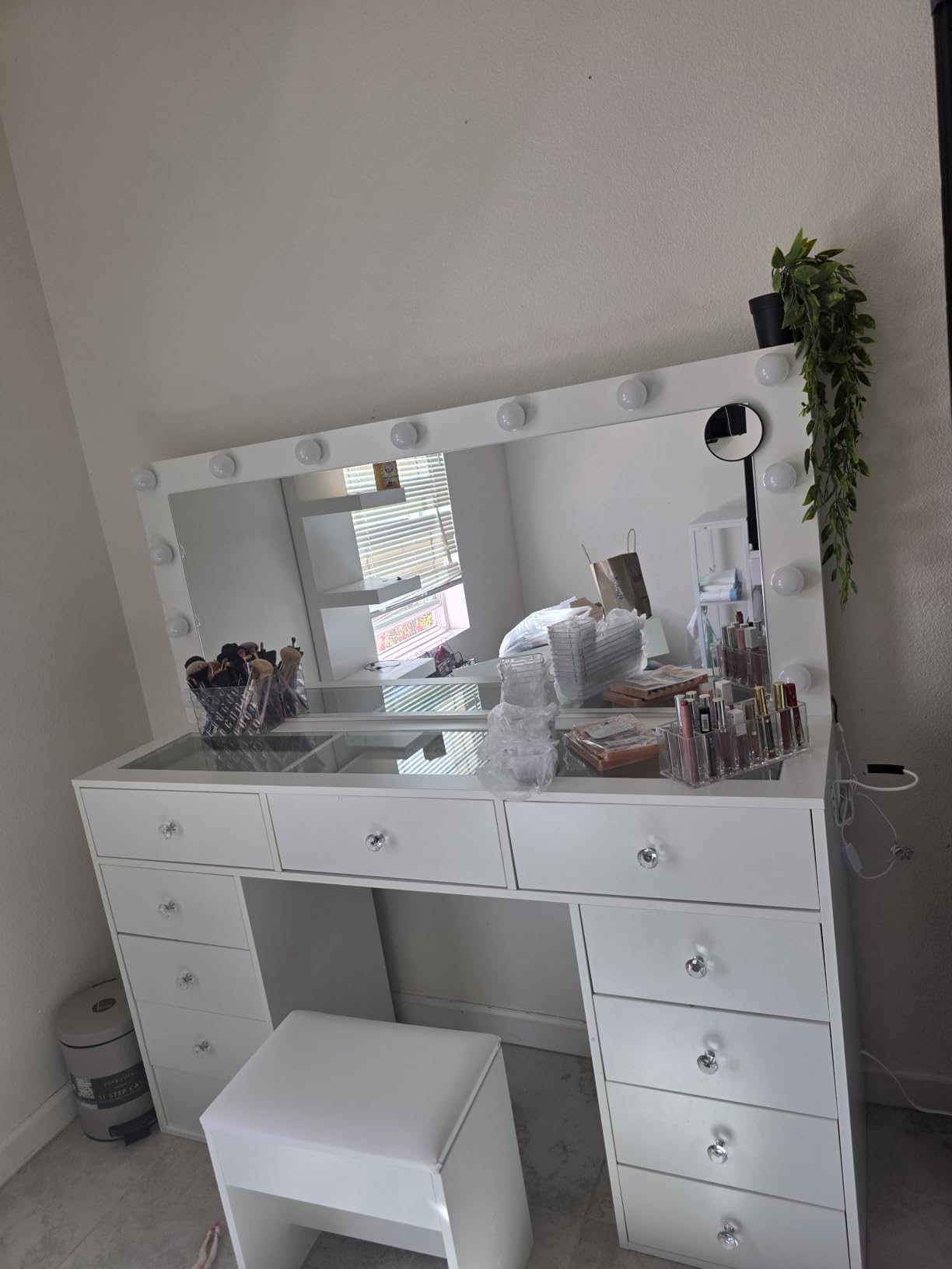 Yanosaku Vanity Desk & Power Outlet, Makeup Vanity with Mirror and 12 LED Lights, Makeup Table with 11 Drawers, Vanity Table with Chair, Set 3 Lighting Modes Brightness Adjustable (White) customer photo 1
