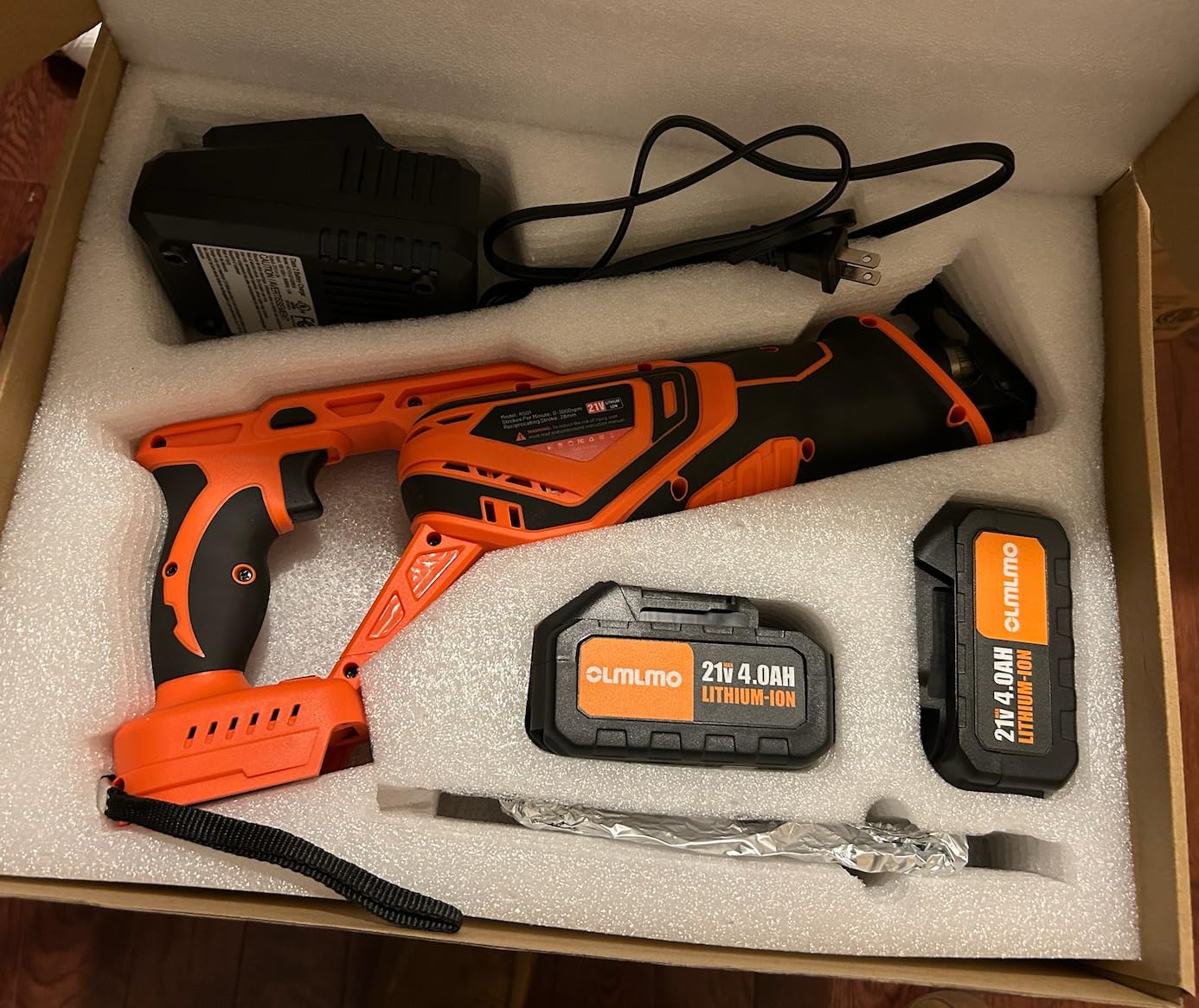 Cordless Reciprocating Saw With 8 Blades - 2x4000mAh Batteries, Brushless Motor, Variable Speed 0-3200 SPM, Tool-Free Blade Change, Power Reciprocating Saw for PVC Wood, Metal Cutting DIY customer photo 2