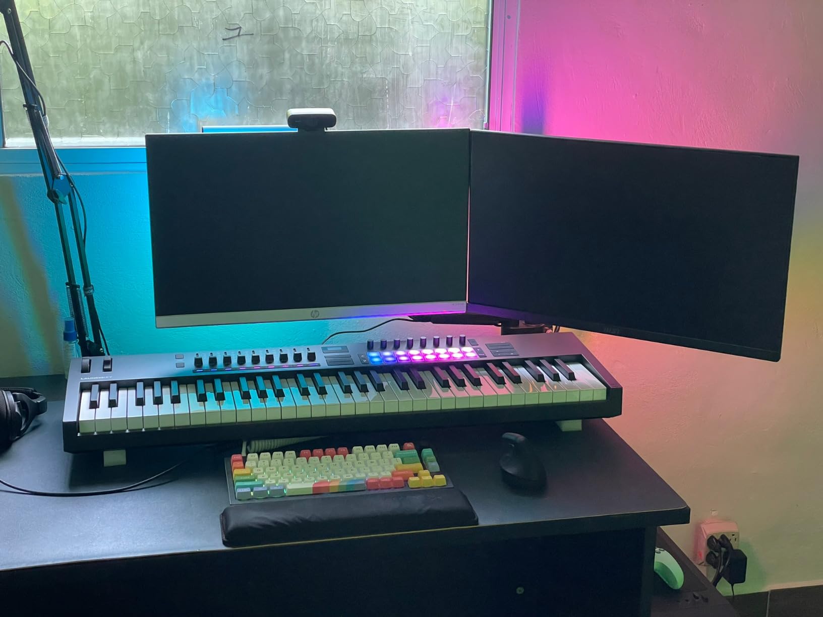 Novation Launchkey 61 MK4 - 61 key Semi-Weighted USB MIDI Keyboard Controller with DAW Integration, Chord & Scale Modes, 16 Pads with Polyphonic Aftertouch customer photo 1