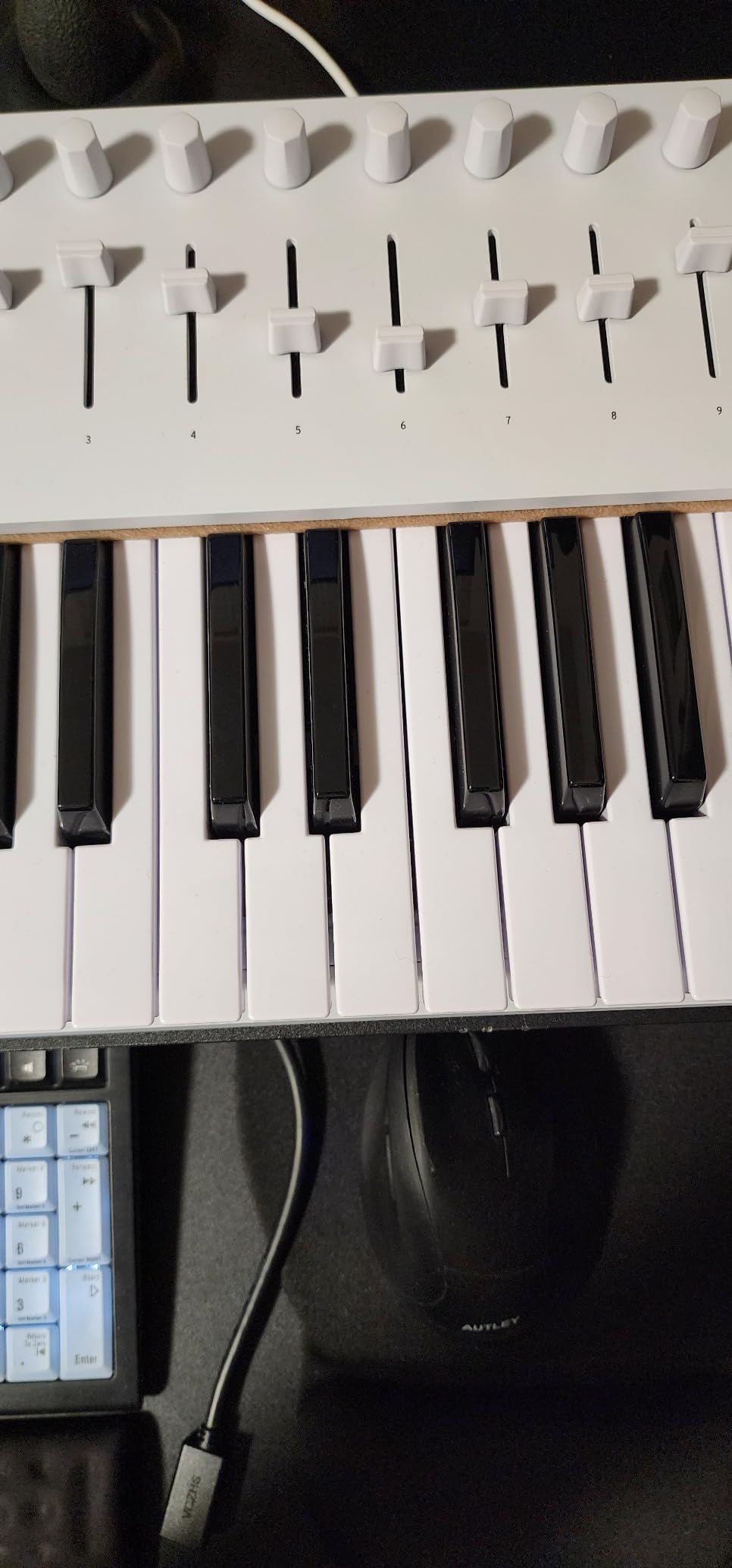 Arturia KeyLab mk3 USB MIDI Keyboard Controller, 61 Key - White | Keys with Aftertouch, 12 Pressure-Sensitive Performance Pads, 9 Assignable Encoders customer photo 2