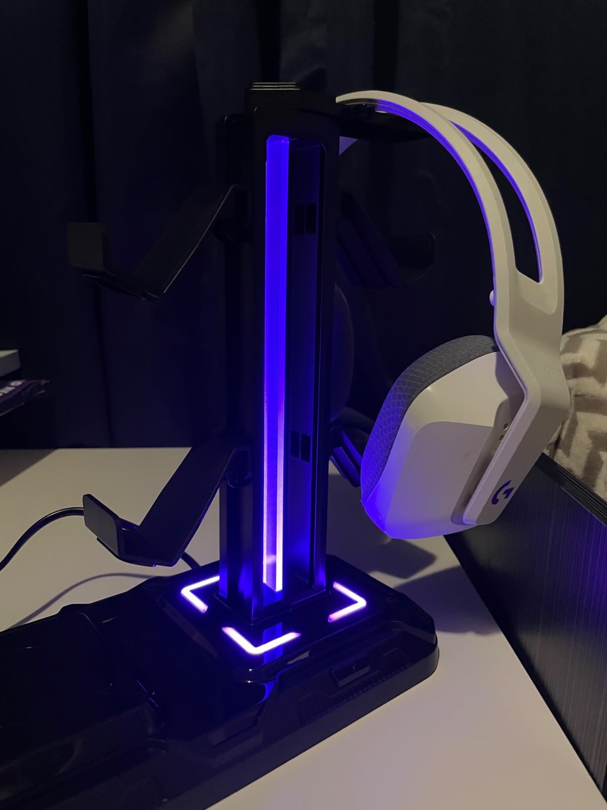 KDD Headphone & Controller Stand with Wireless Charging customer photo 2