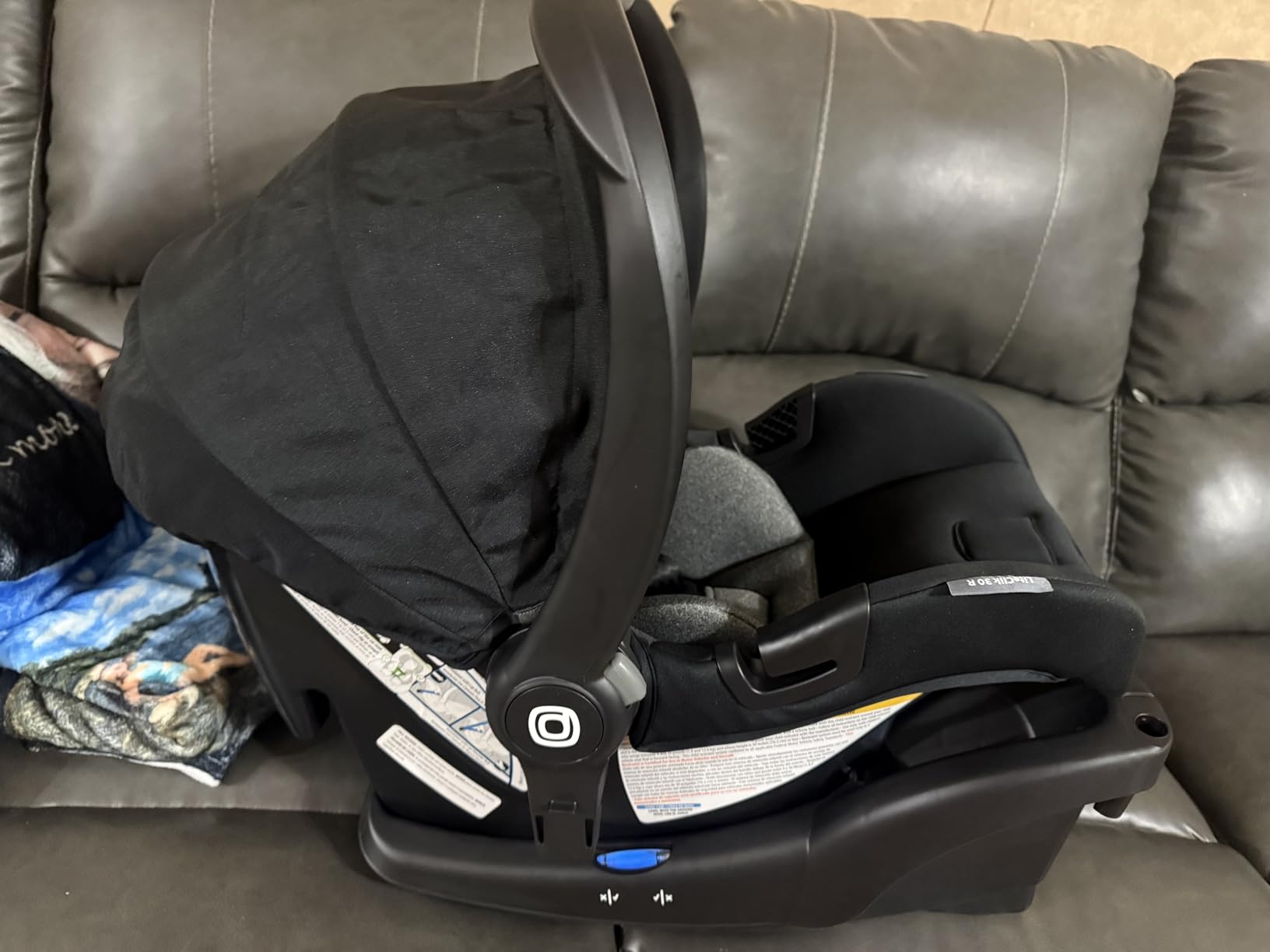 Diono LiteClik 30 R SafePlus Infant Car Seat and Base, Rear-Facing for Infants 4-30lbs, SafePlus Engineering, with Infant Insert, UPF 50+ Sunshade (Black) customer photo 2