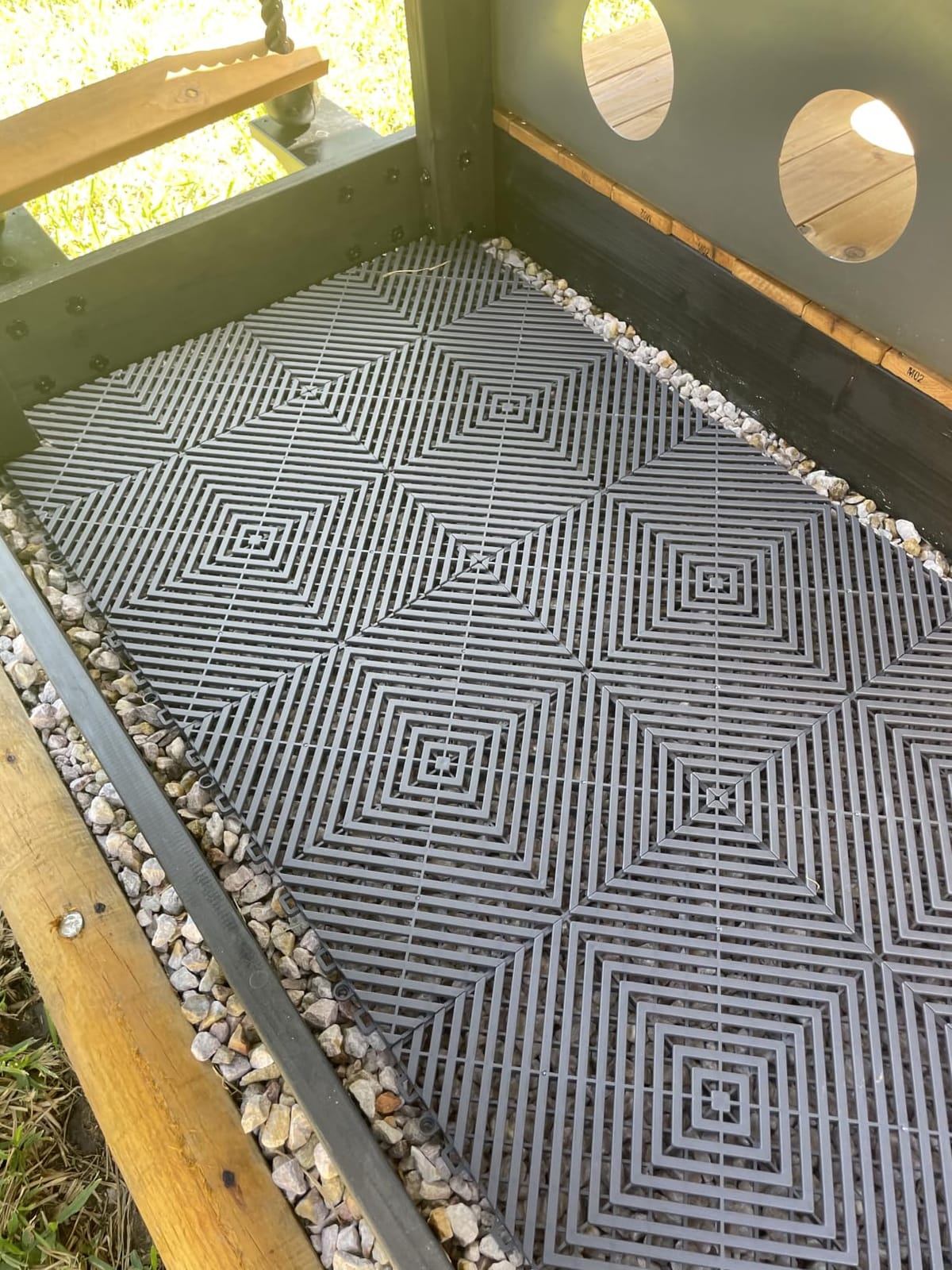 VEVOR Interlocking Drainage Mat, 12 inch x 12 inch Modular Interlocking Cushion, 55 Pcs Splicing Drainage Mats, Non-Slip PP Drainage Floor Tile and Shower Mat, for Garage, Garden, Kitchen and Outdoor, Black customer photo 1