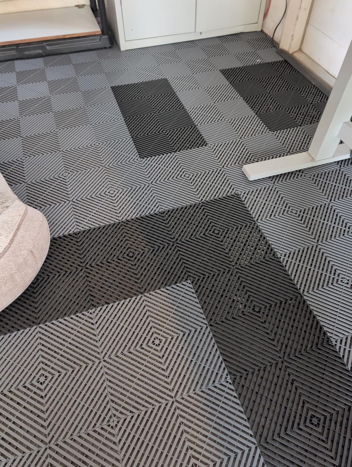 VEVOR Interlocking Drainage Mat, 12 inch x 12 inch Modular Interlocking Cushion, 55 Pcs Splicing Drainage Mats, Non-Slip PP Drainage Floor Tile and Shower Mat, for Garage, Garden, Kitchen and Outdoor, Black customer photo 2