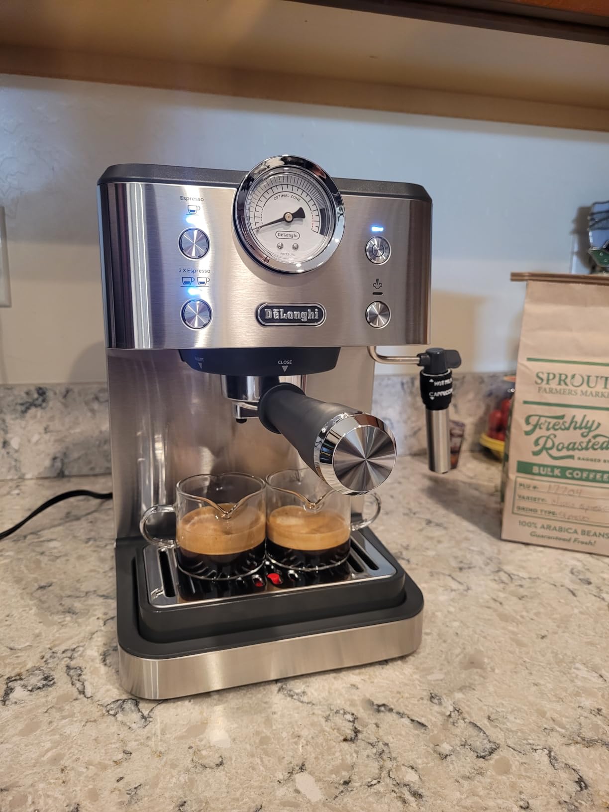 De'Longhi Classic Signature Espresso Machine, Adjustable Milk Frother | #1 Worldwide Espresso Machine Maker, Rapid Heat-Up, Preset Single & Double Espresso, Frother, Pressure Gauge, Compact Design customer photo 2