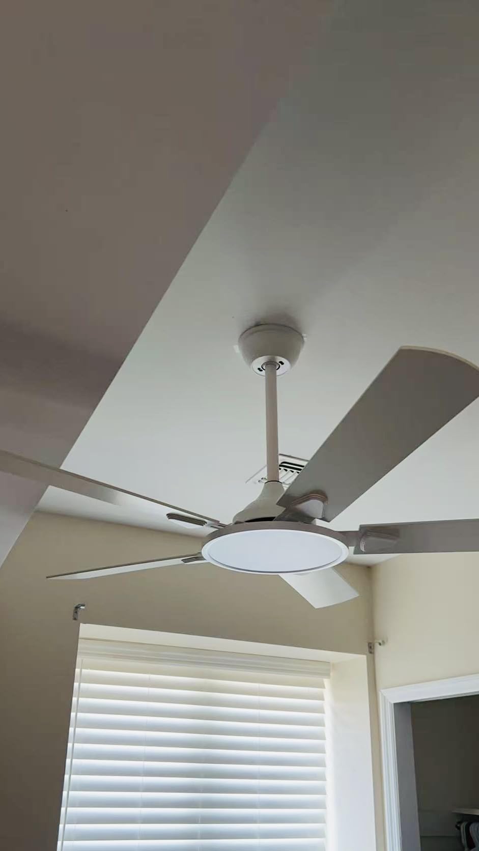 OJX Ceiling Fans with Lights, 52 inch Ceiling fan with Light and Remote/APP Control, 3CCT, Quiet DC Reversible, Dimmable, Modern Ceiling Fan for Bedroom, Living Room, Kitchen, Indoor/Outdoor Use customer photo 2