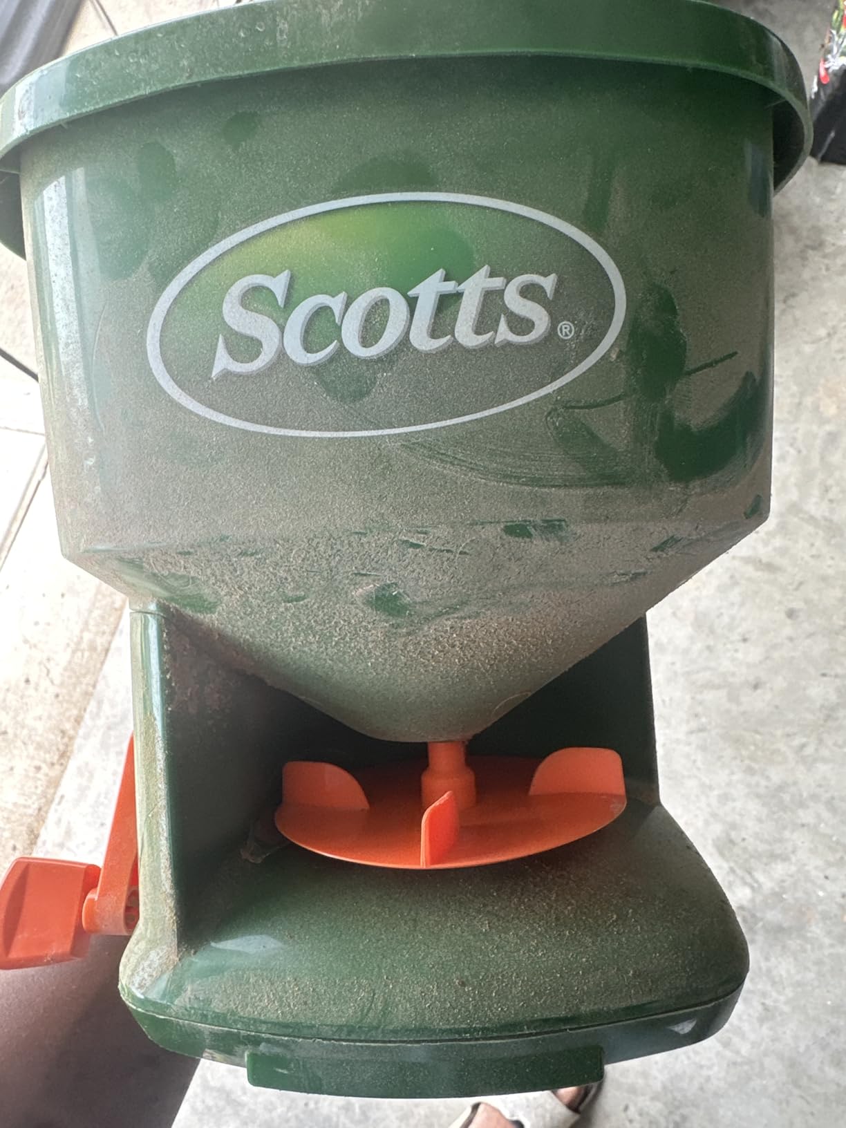 Scotts Whirl Hand-Powered Spreader | For Grass Seed, Lawn Fertilizers, Salt, and Ice Melt, Handheld Spreader Holds up to 1,500 sq. ft. of Product customer photo 1