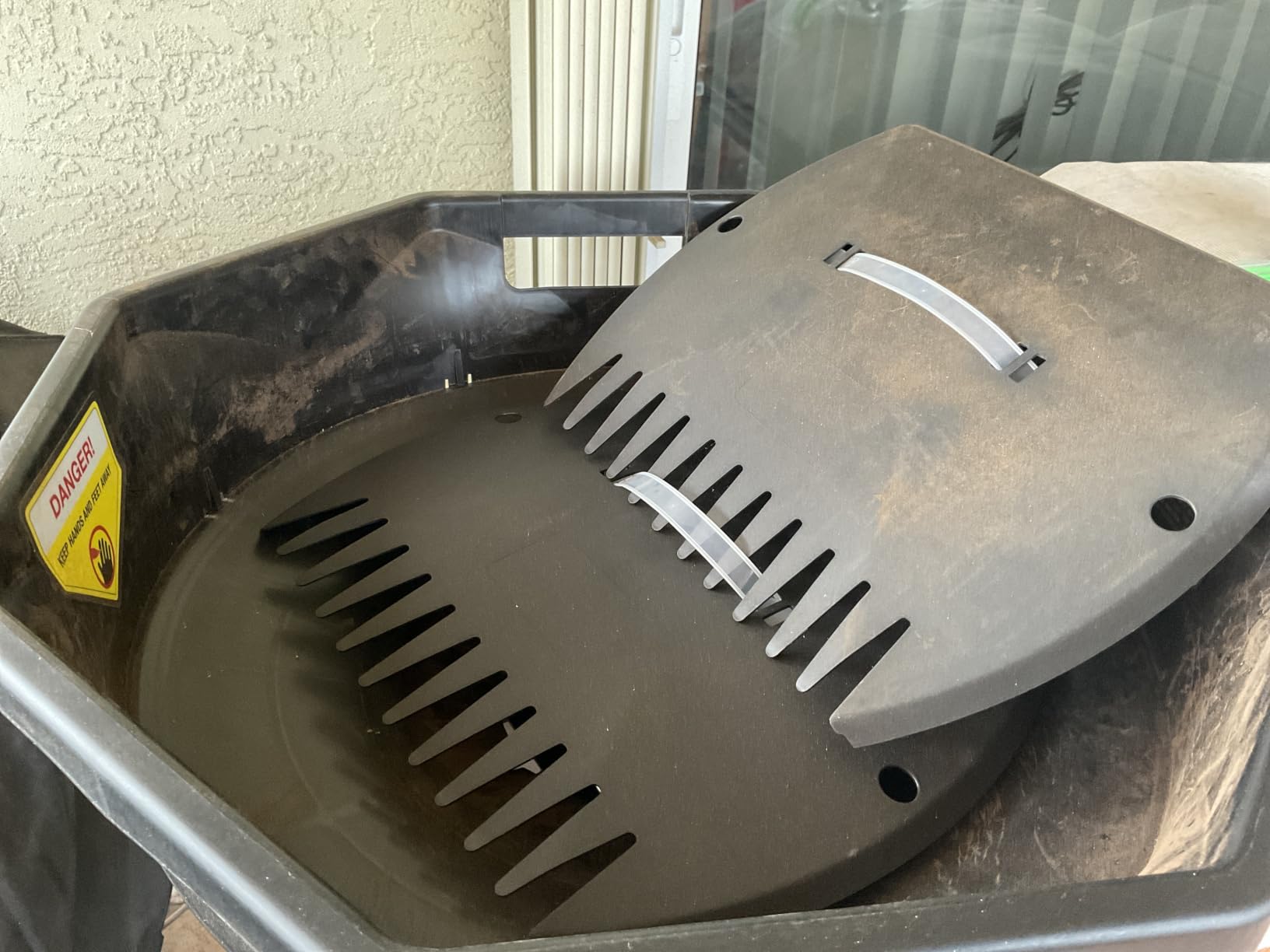 Electric Wood Chipper & Mulcher - 15A Powerful Garden Chipper for Branches, Sticks & Yard Waste - Compact, Quiet & Easy to Use with Collection Bag customer photo 1