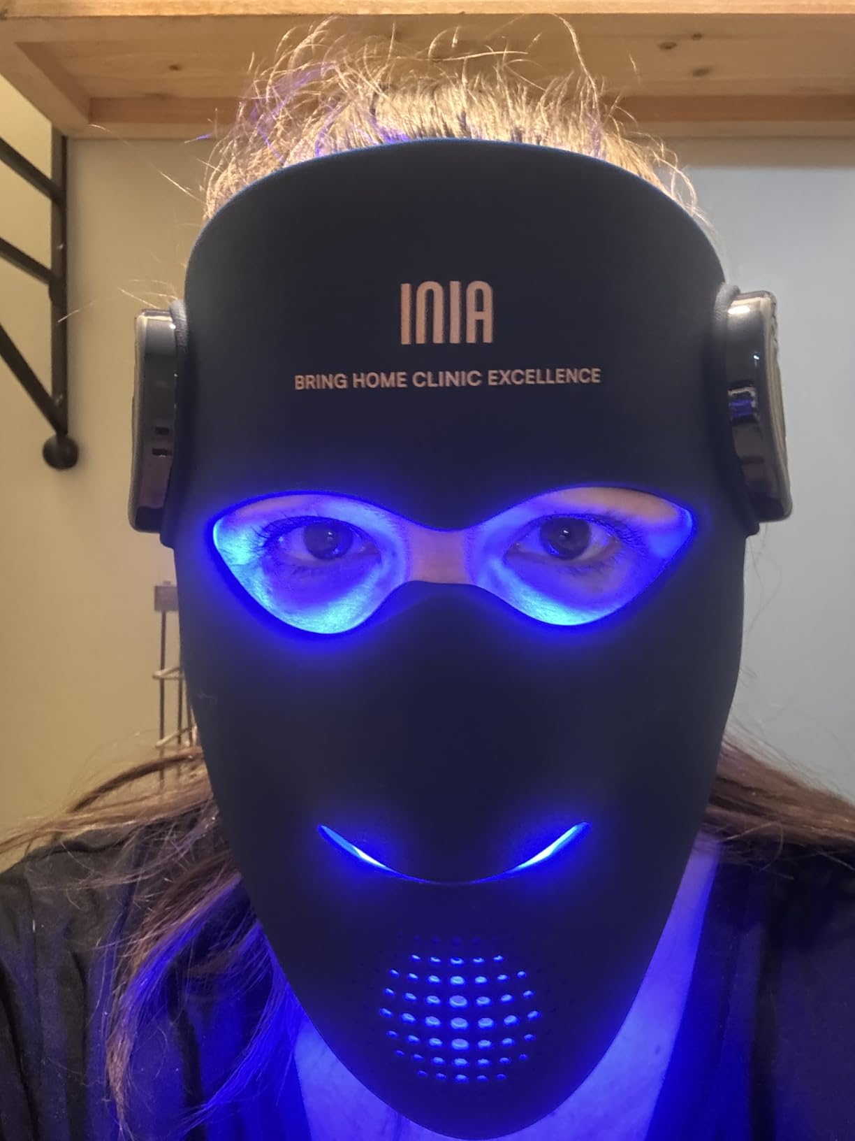 INIA GLOW 4D Wireless Red Light Therapy Mask for Face, Dual NIR, 320 LEDs customer photo 1