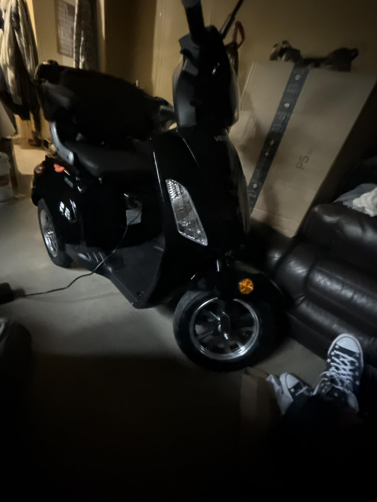 VEVOR Heavy Duty 3-Wheel Mobility Scooters for Seniors & Adults, 500lbs Capacity, 21.5 Miles 3-Speed Long Range, 1000W All Terrain Electric Recreational Scooter Wheelchair, 20° Max Climbing Capacity customer photo 1