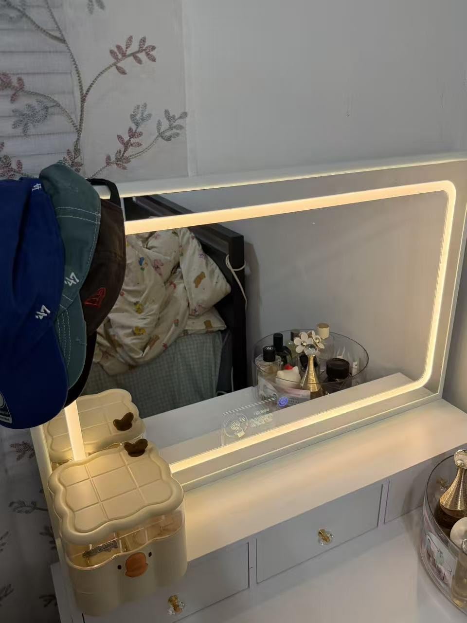 COMHOMA Makeup Vanity Desk with Mirror and Lights, Vanity Table and Chair Set with 5 Drawers & Charging Station, Bedroom Dressing Table, Stepless Dimmable & 3 Color Modes Adjustable, Snow White customer photo 2