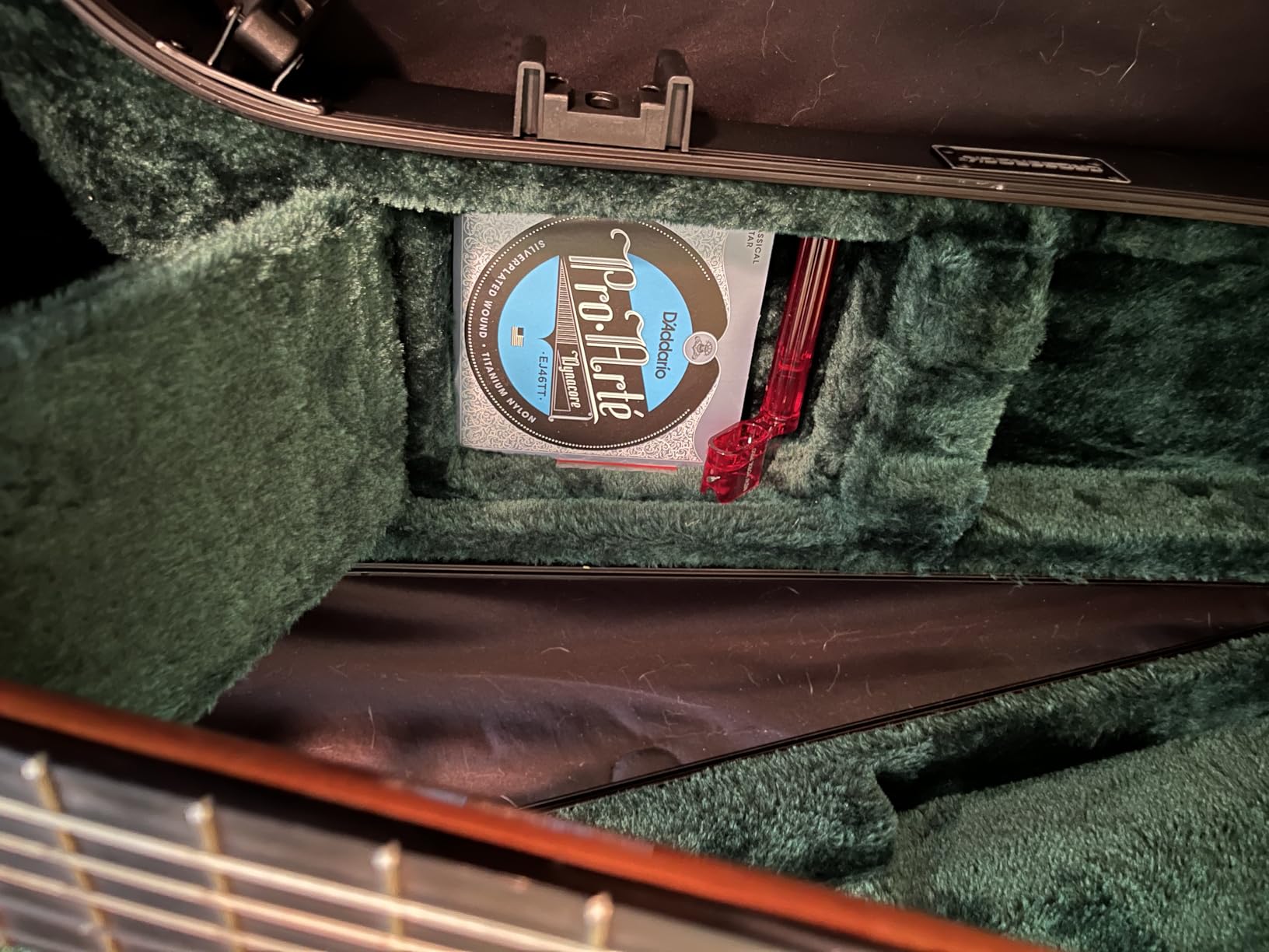 Crossrock Electric Guitar Flight Case for Stratocaster & Telecaster | Blue Hardshell, Security Lock, Beige Velvet Interior & Accessory Compartment - Fits Fender, PRS, Squier & More (CRA980EVB) customer photo 2