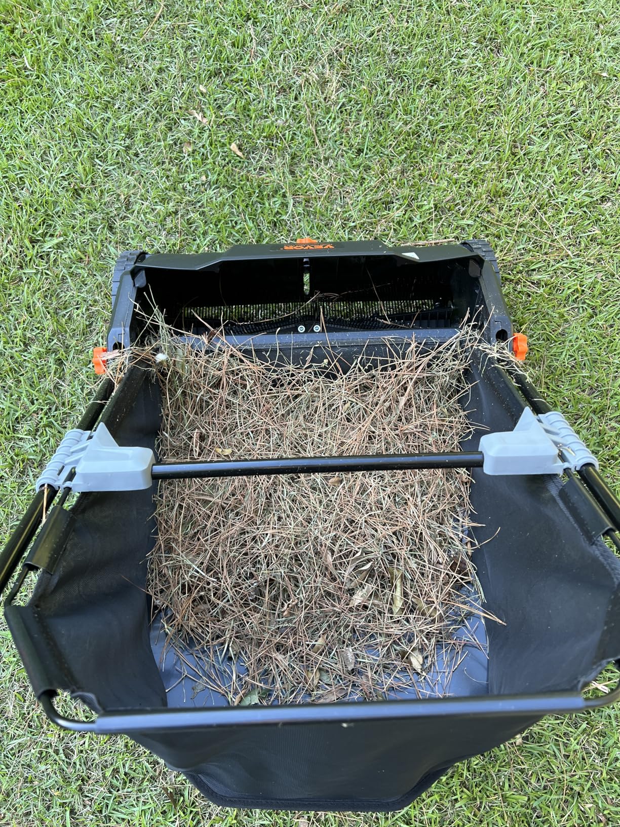 VEVOR Push Lawn Sweeper 26 in Leaf & Grass Collector 7 cu. ft. Hopper Bag | 10-Level Height Adjustable V-Shaped Brushes, Heavy Duty Yard Sweeper for Leaves, Grass Clippings & Pine Needles customer photo 2