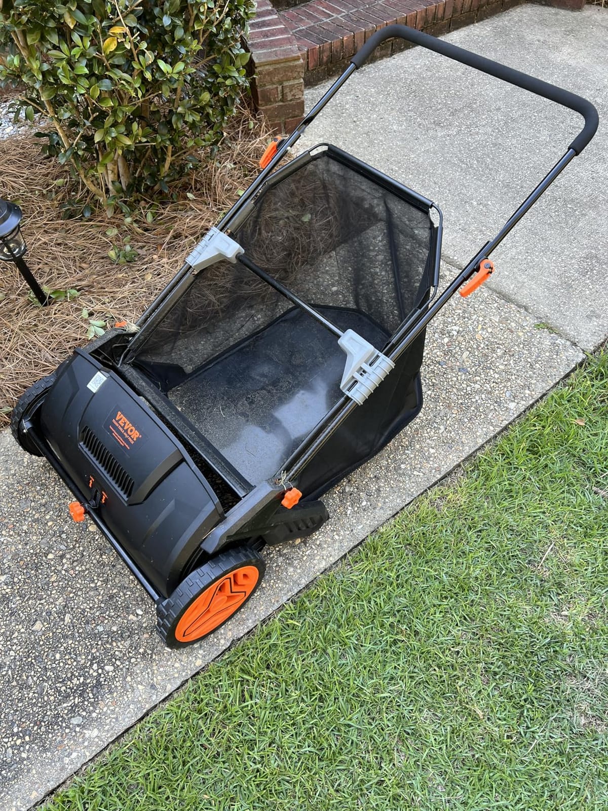 VEVOR Push Lawn Sweeper 30 in Leaf & Grass Collector 12 cu. ft. Hopper Bag | 10-Level Height Adjustable V-Shaped Brushes, Heavy duty Yard Sweeper customer photo 2