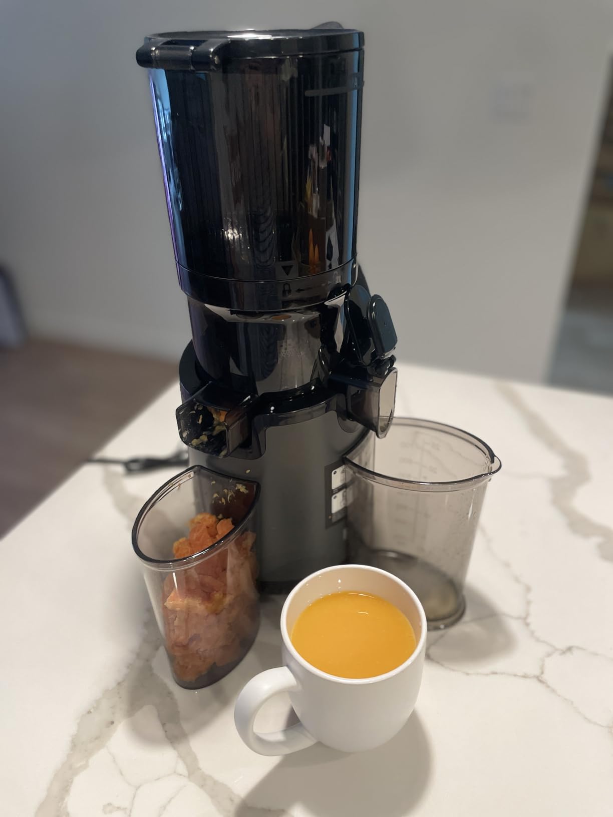 Juicer Machines, Fretta Cold Press Juicer Machines with Wide Mouth Feed Chute, Fit Whole Fruits & Vegetables, Easy to Clean Compact Juicer, Black customer photo 1