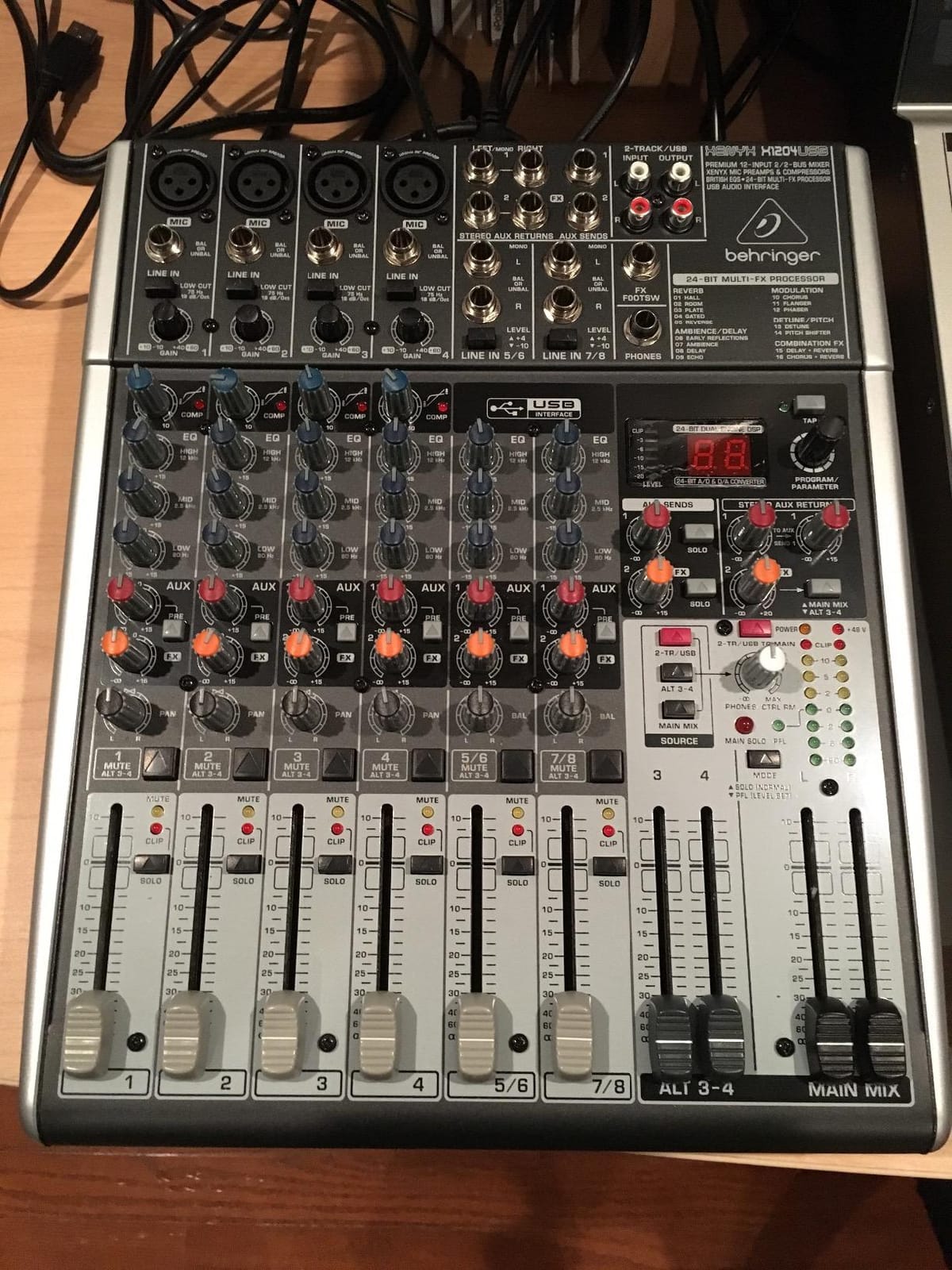 Behringer XENYX X1204USB Premium 12-Input 2/2-Bus Mixer with XENYX Mic Preamps and Compressors, British EQ, 24-Bit Multi-FX Processor and USB/Audio Interface customer photo 2