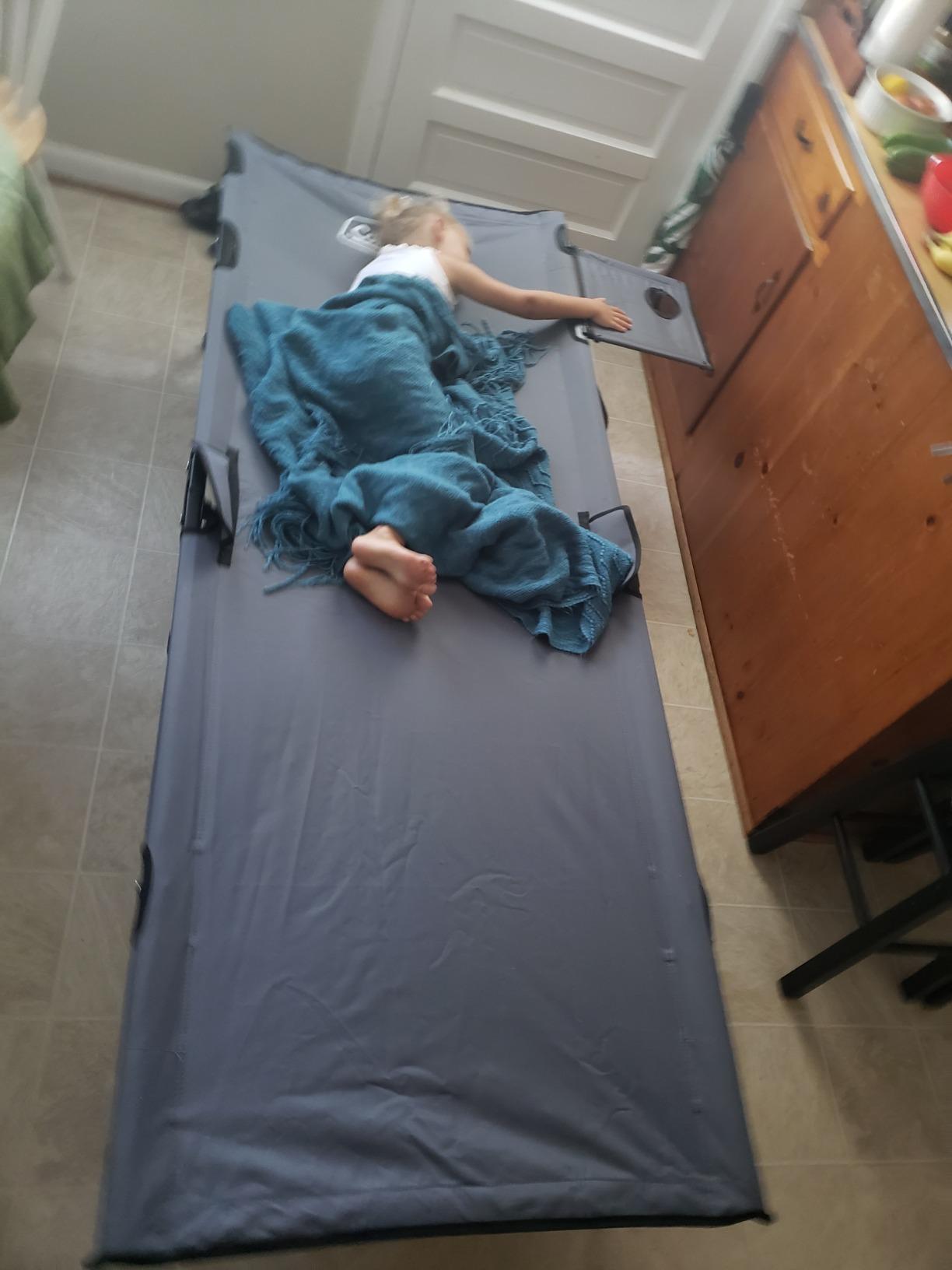 Coleman Pack-Away Big ‘n Tall Camping Cot with Removable Side Table, Extra Wide Cot Fits Adults up to 6ft 6in or 300lbs, Carry Bag Included customer photo 1